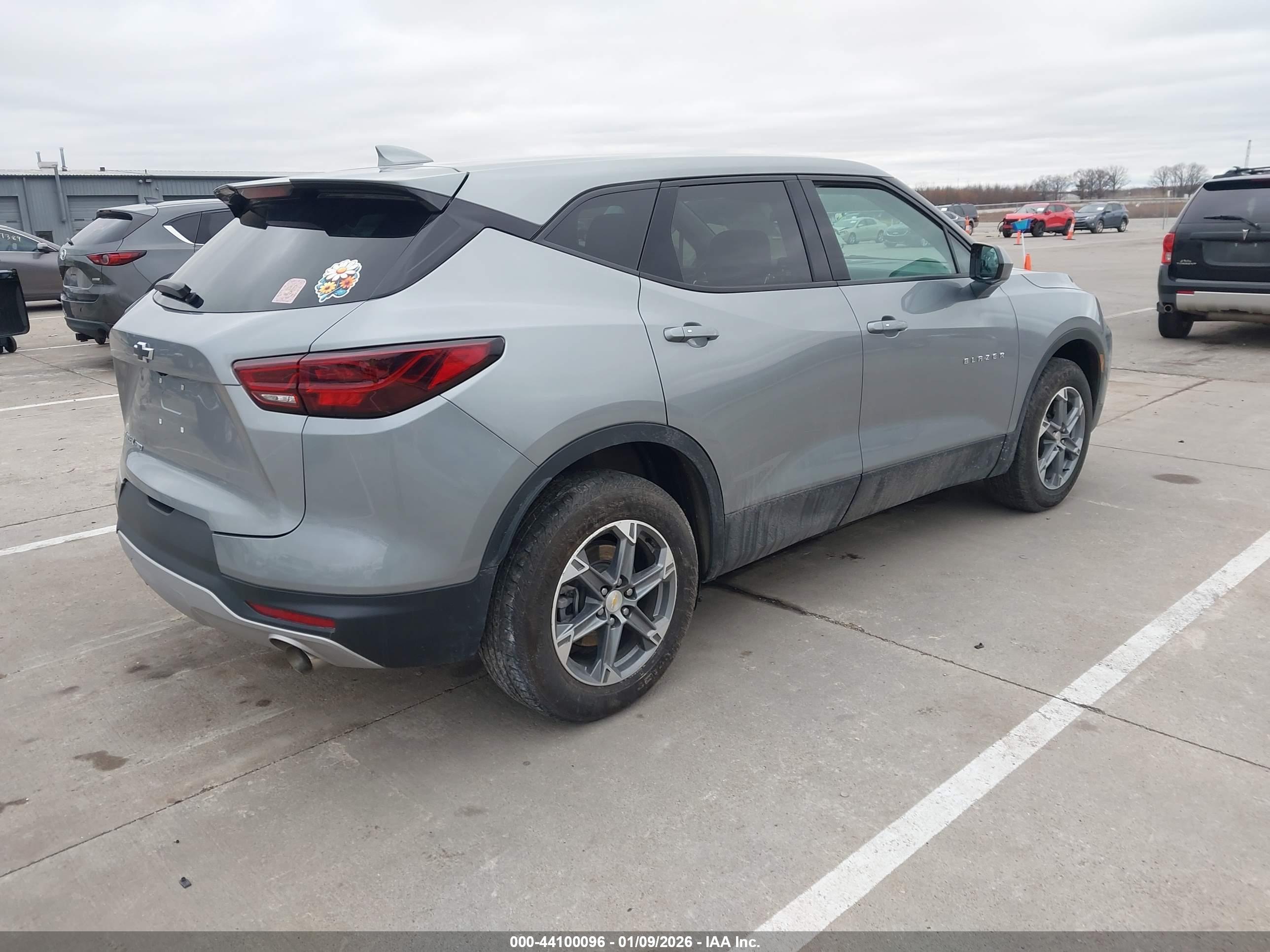 CHEVROLET BLAZER image 4