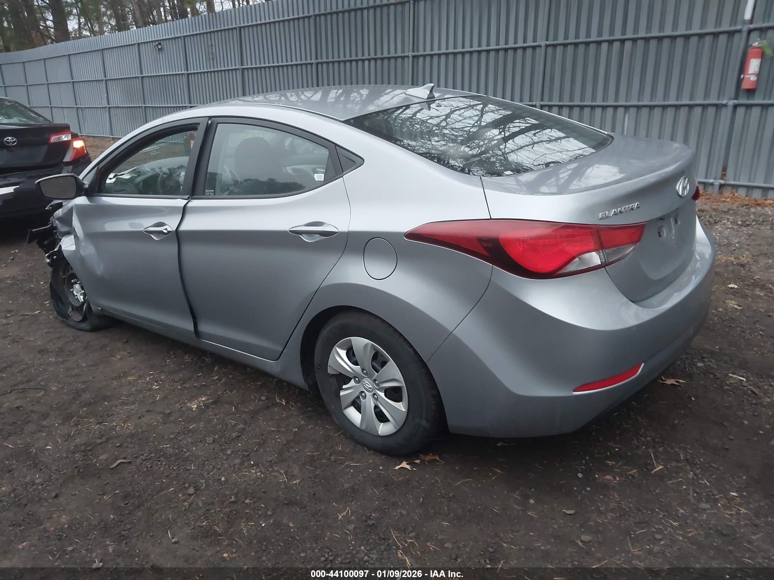 HYUNDAI ELANTRA image 3