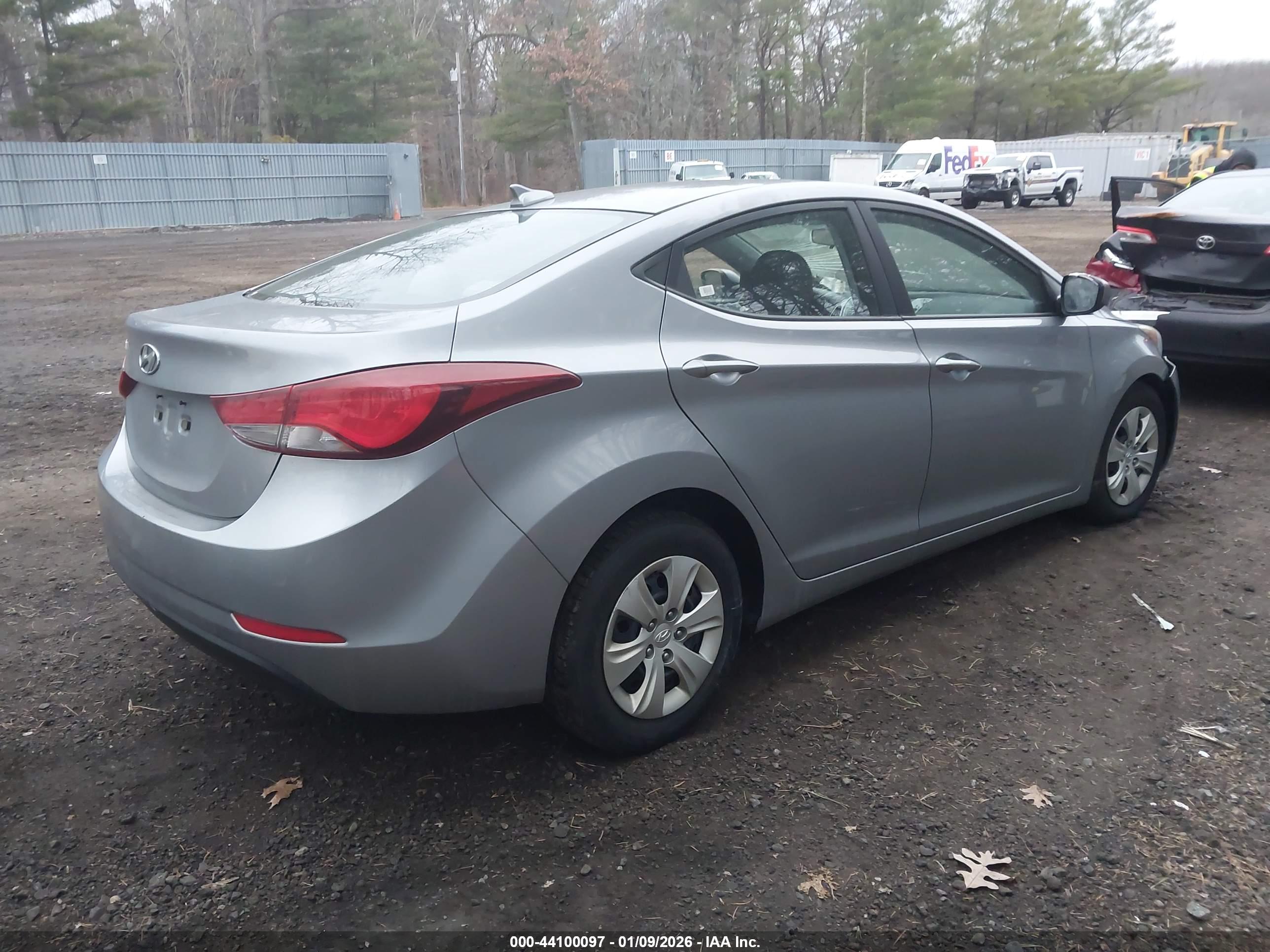 HYUNDAI ELANTRA image 4