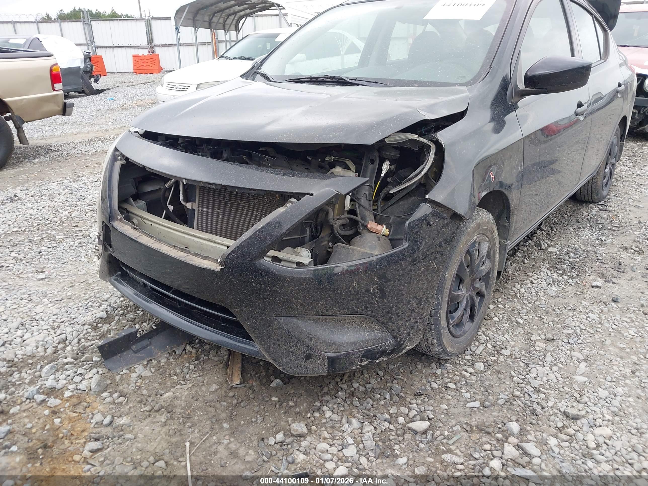 NISSAN VERSA image 6