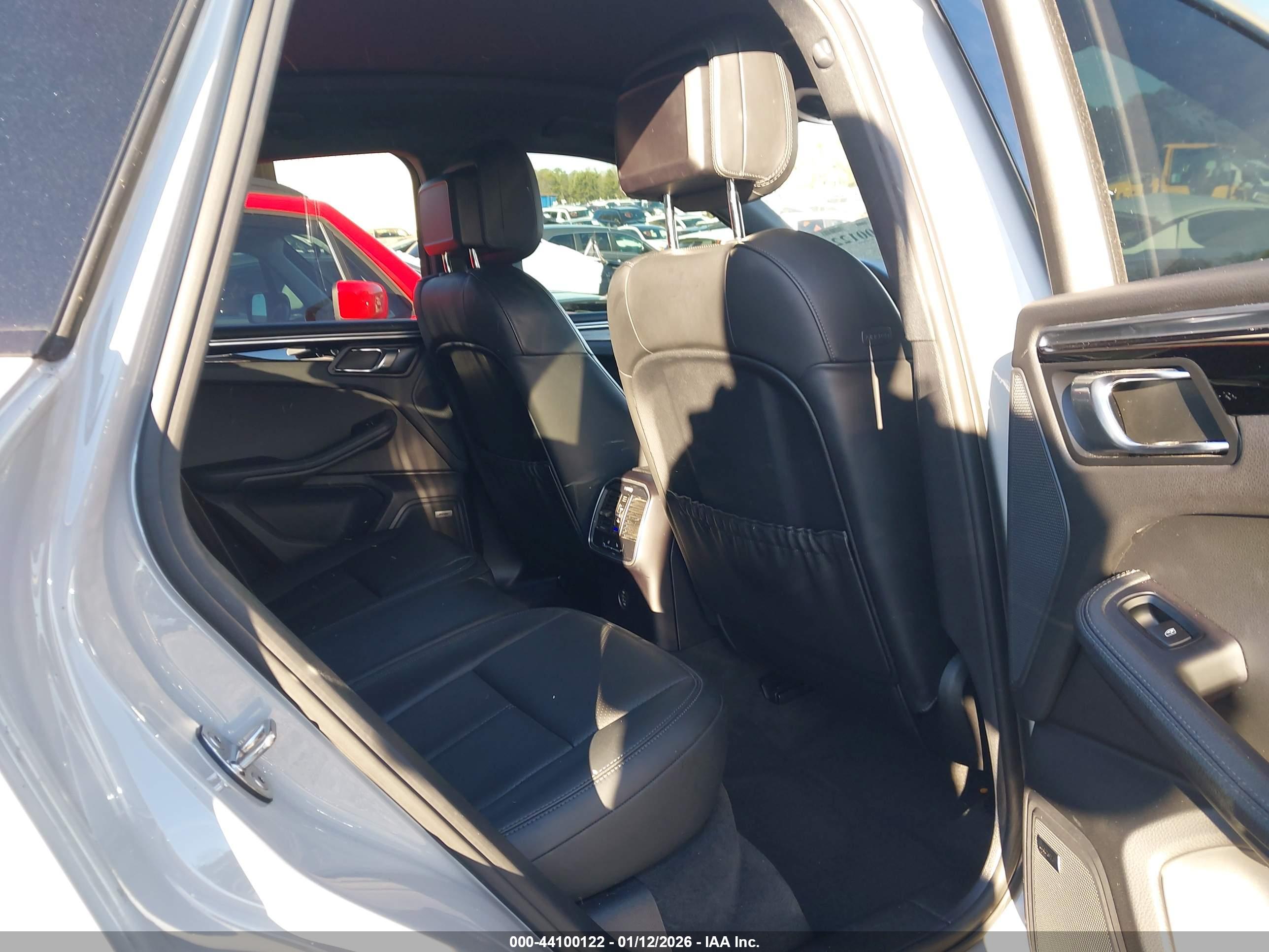 PORSCHE MACAN image 8