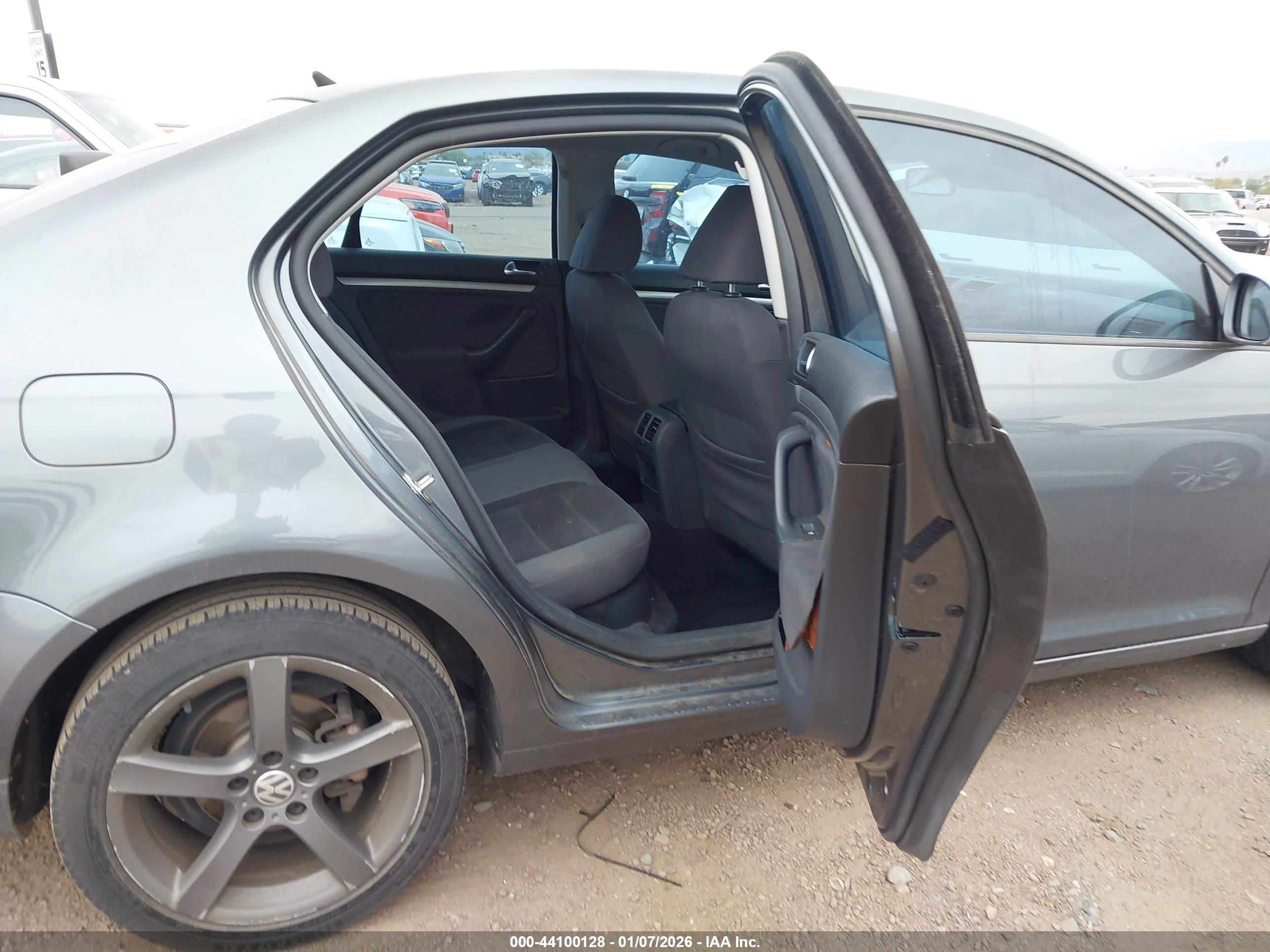 VOLKSWAGEN JETTA image 8
