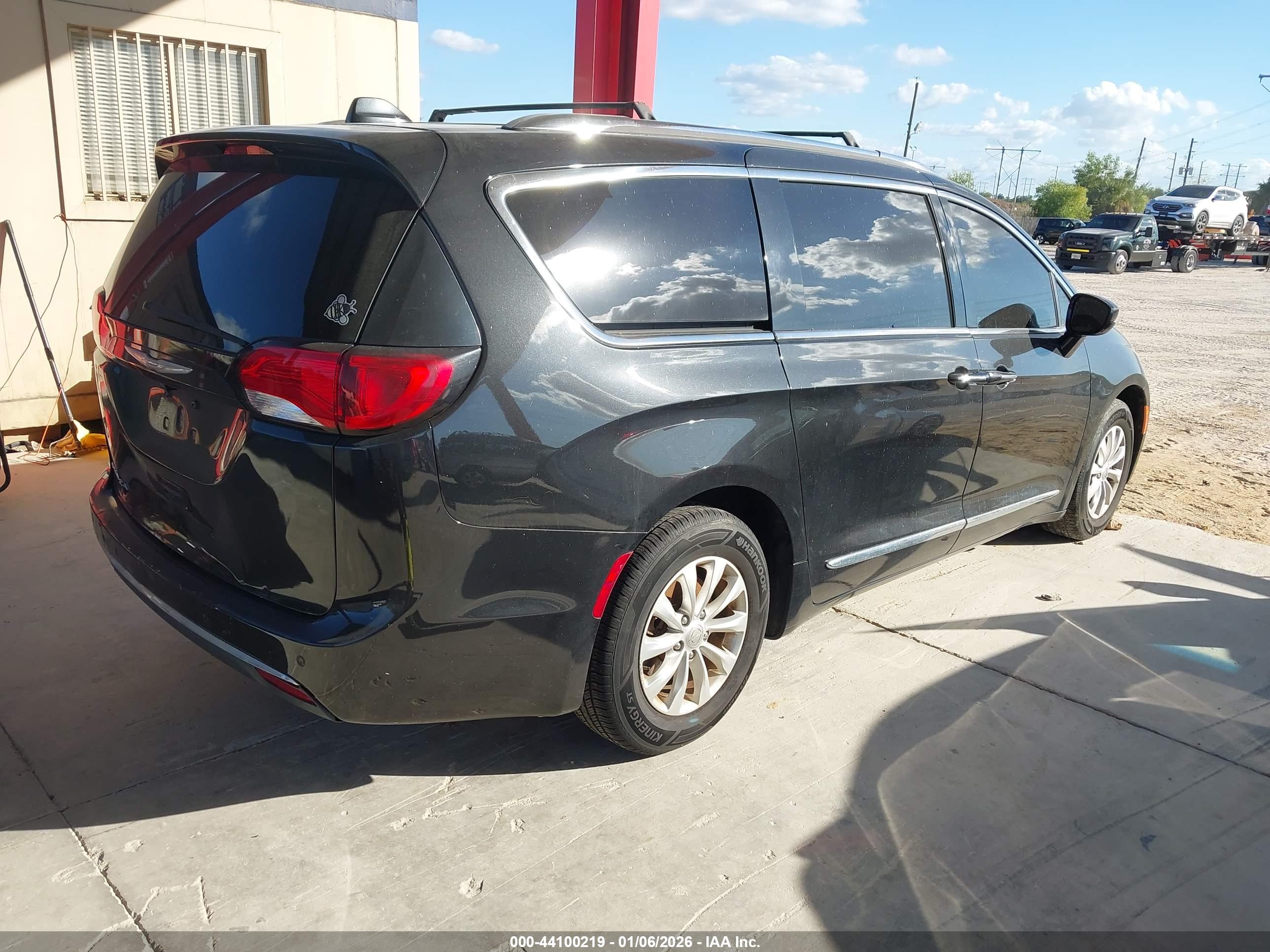CHRYSLER PACIFICA image 4