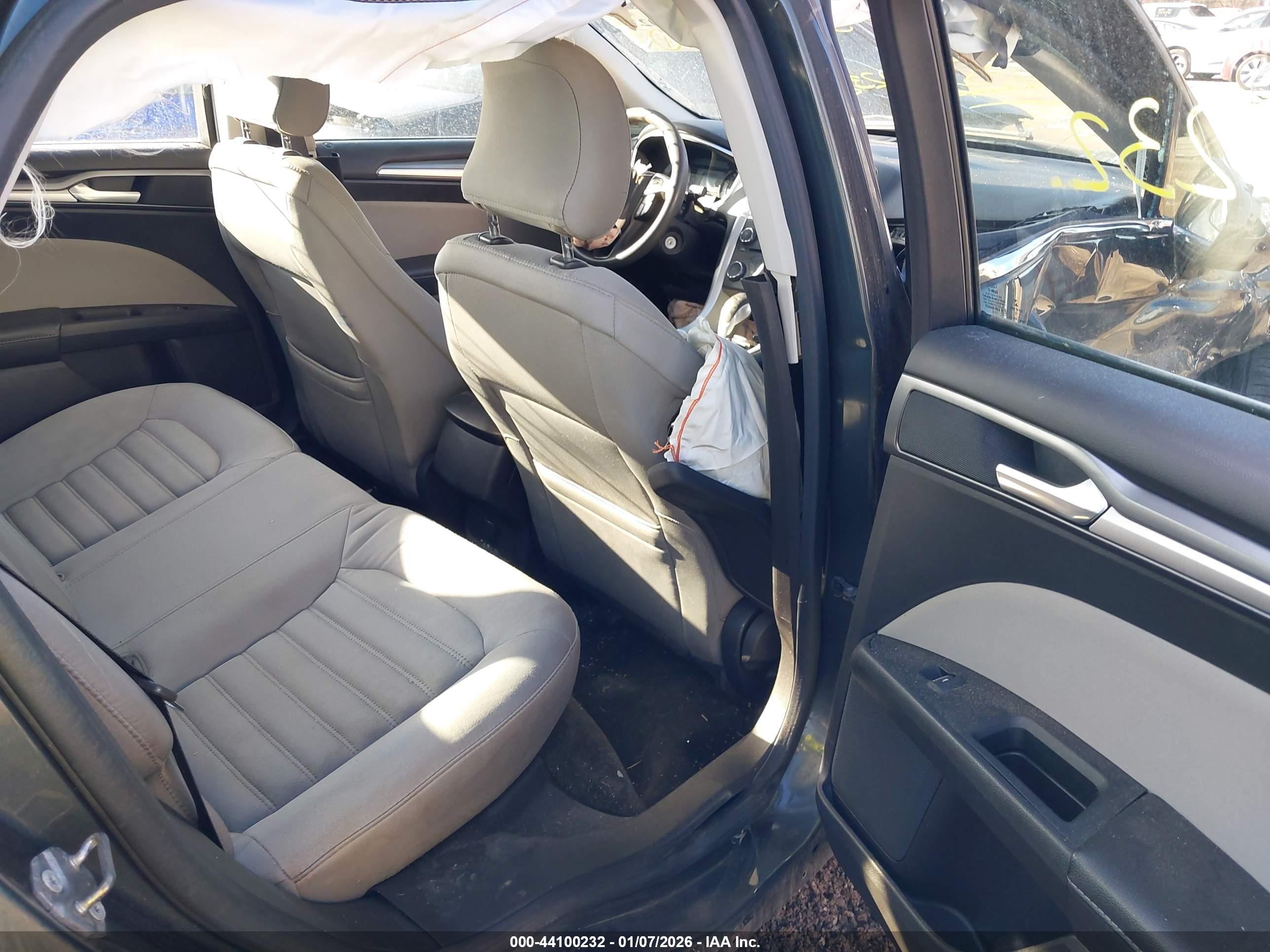 FORD FUSION image 8