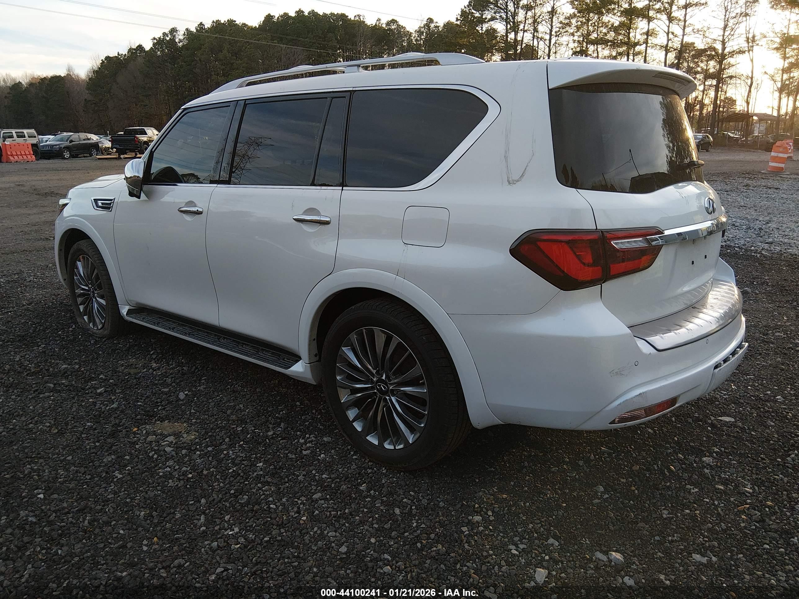 INFINITI QX80 image 3