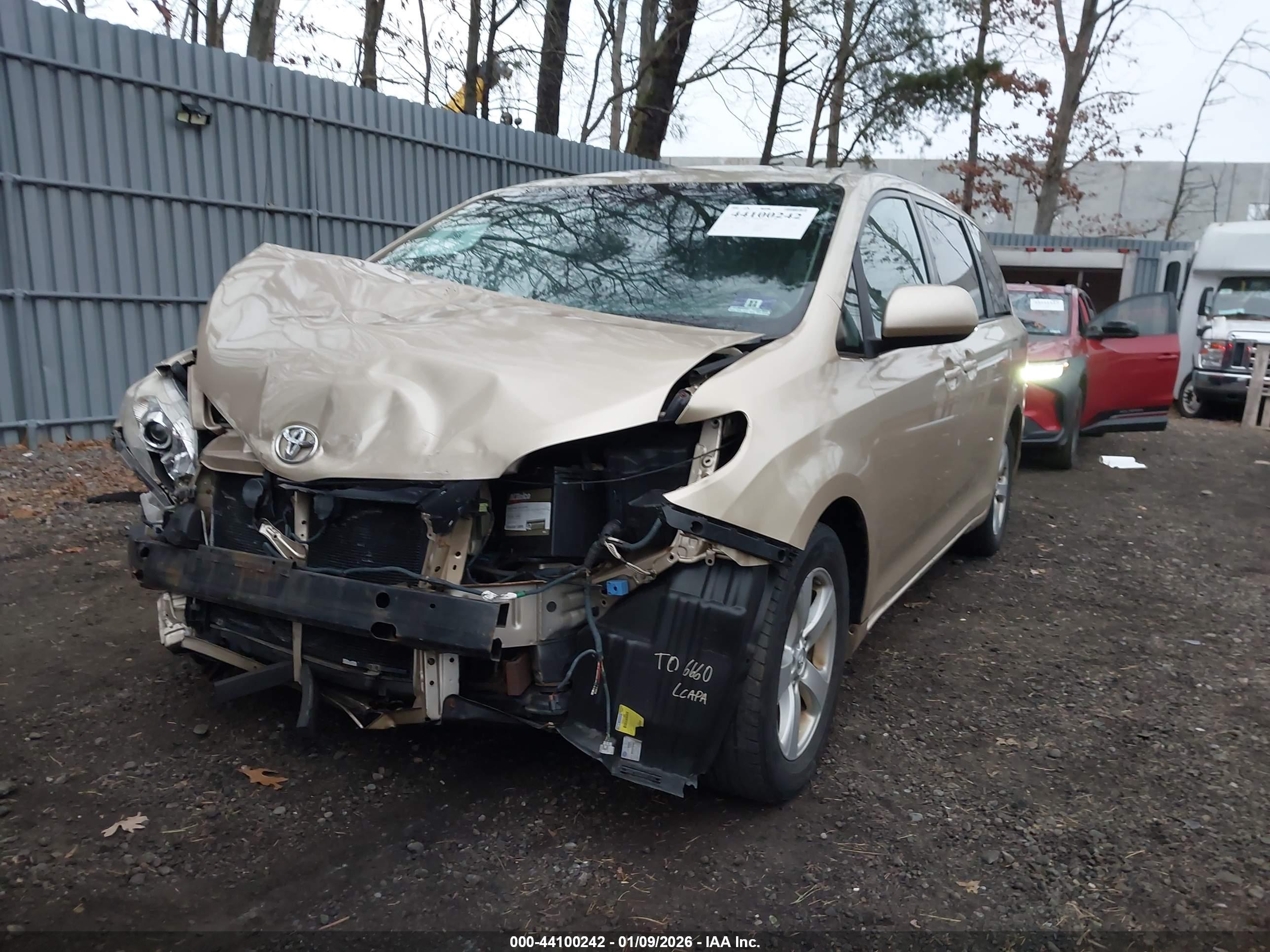 TOYOTA SIENNA image 2