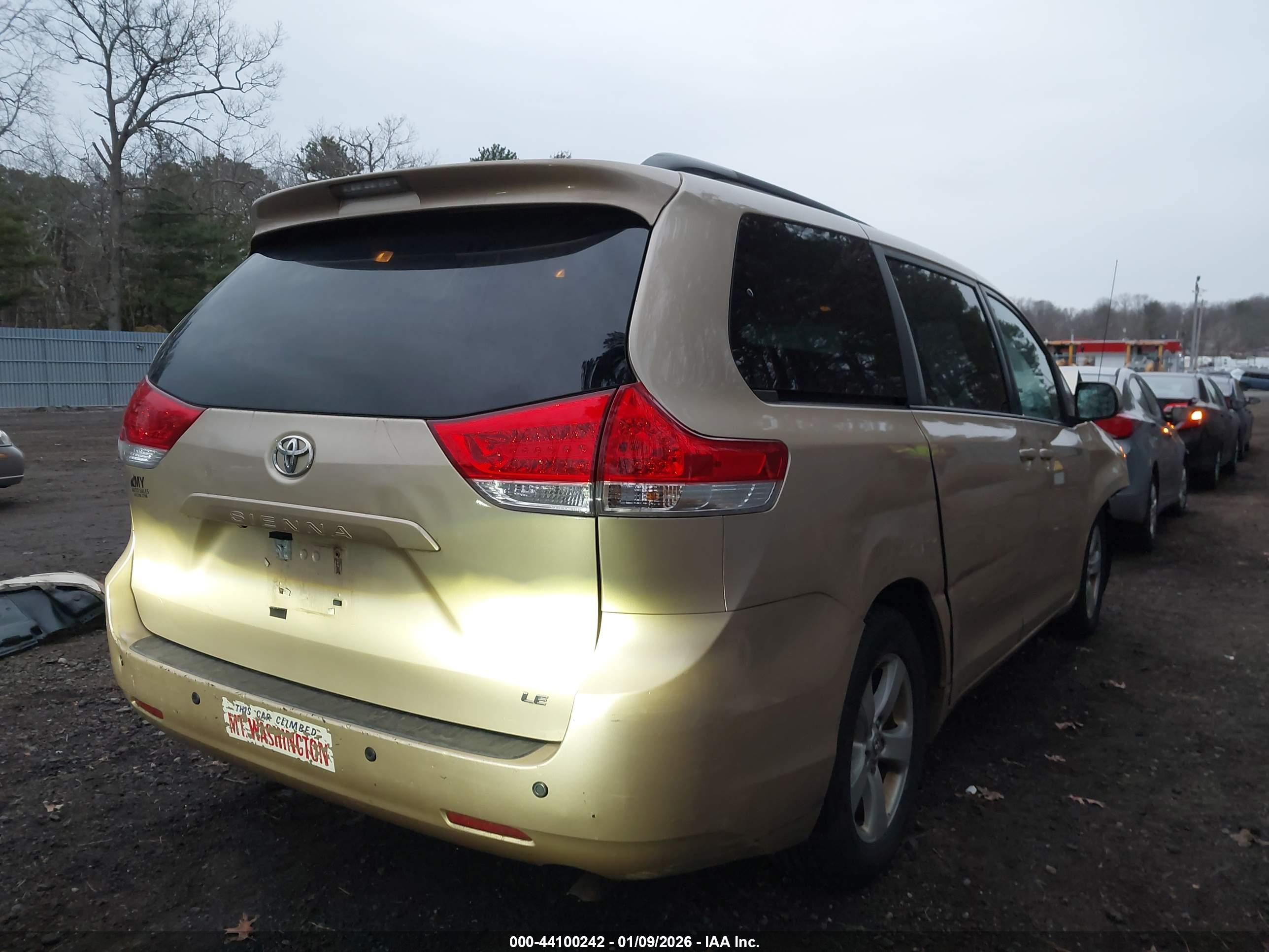 TOYOTA SIENNA image 4
