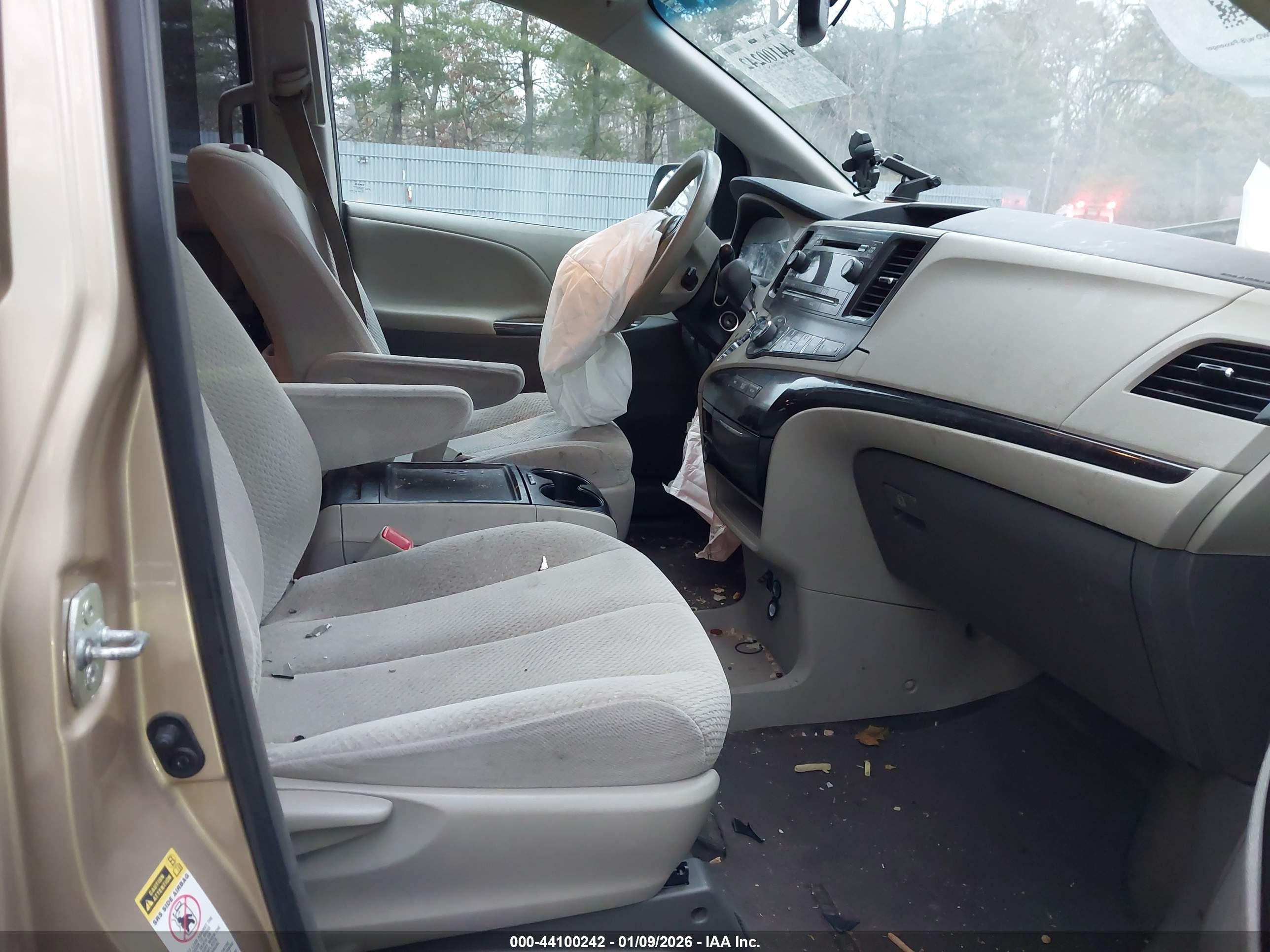 TOYOTA SIENNA image 5