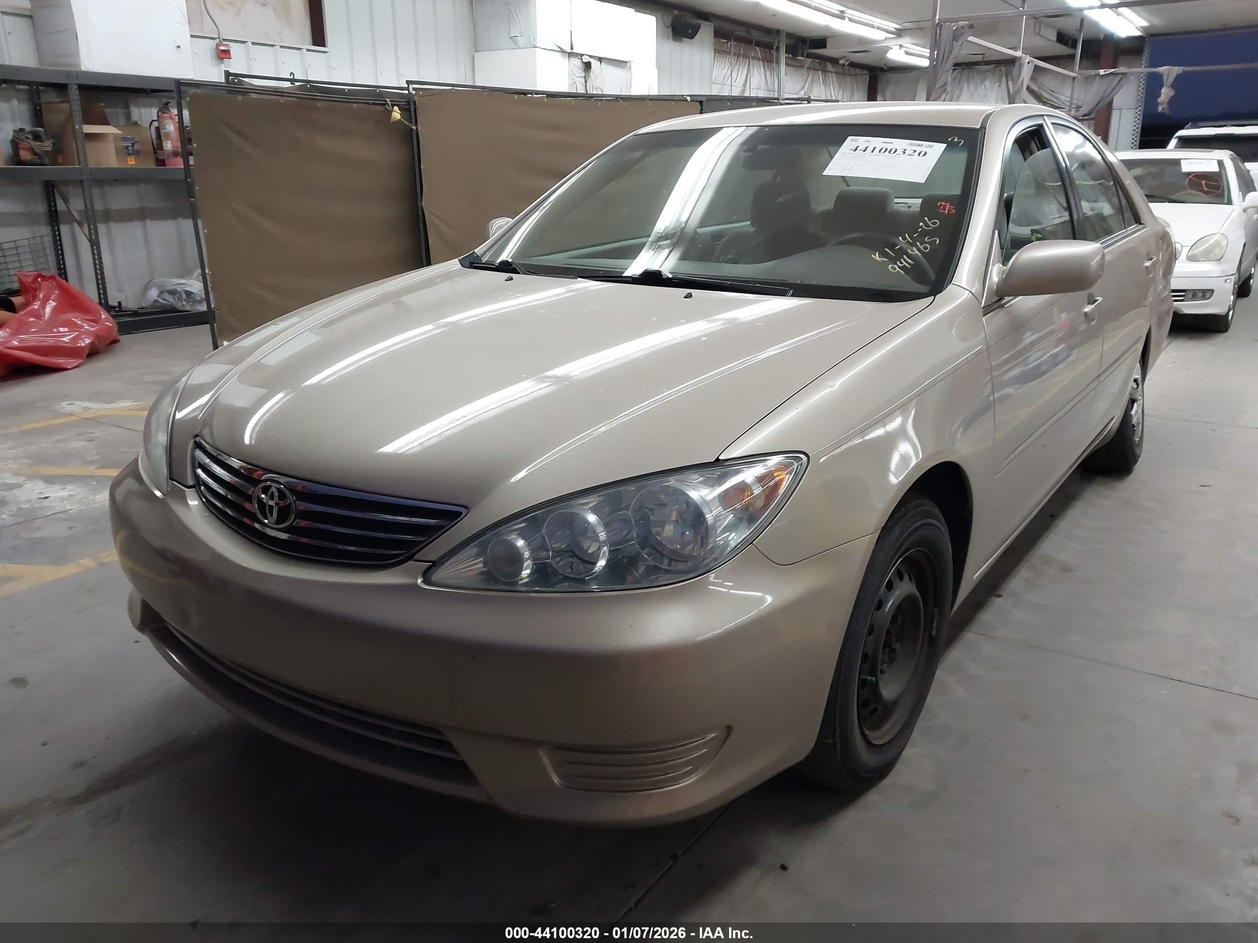 TOYOTA CAMRY image 2