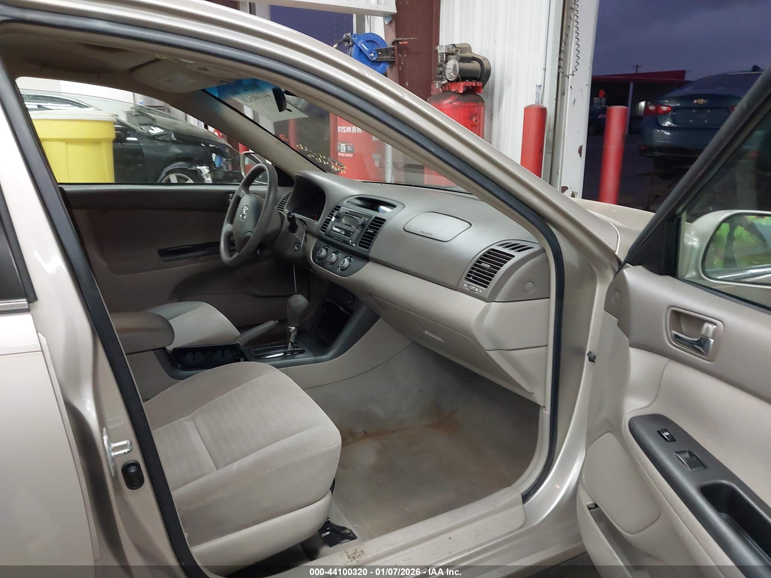 TOYOTA CAMRY image 5