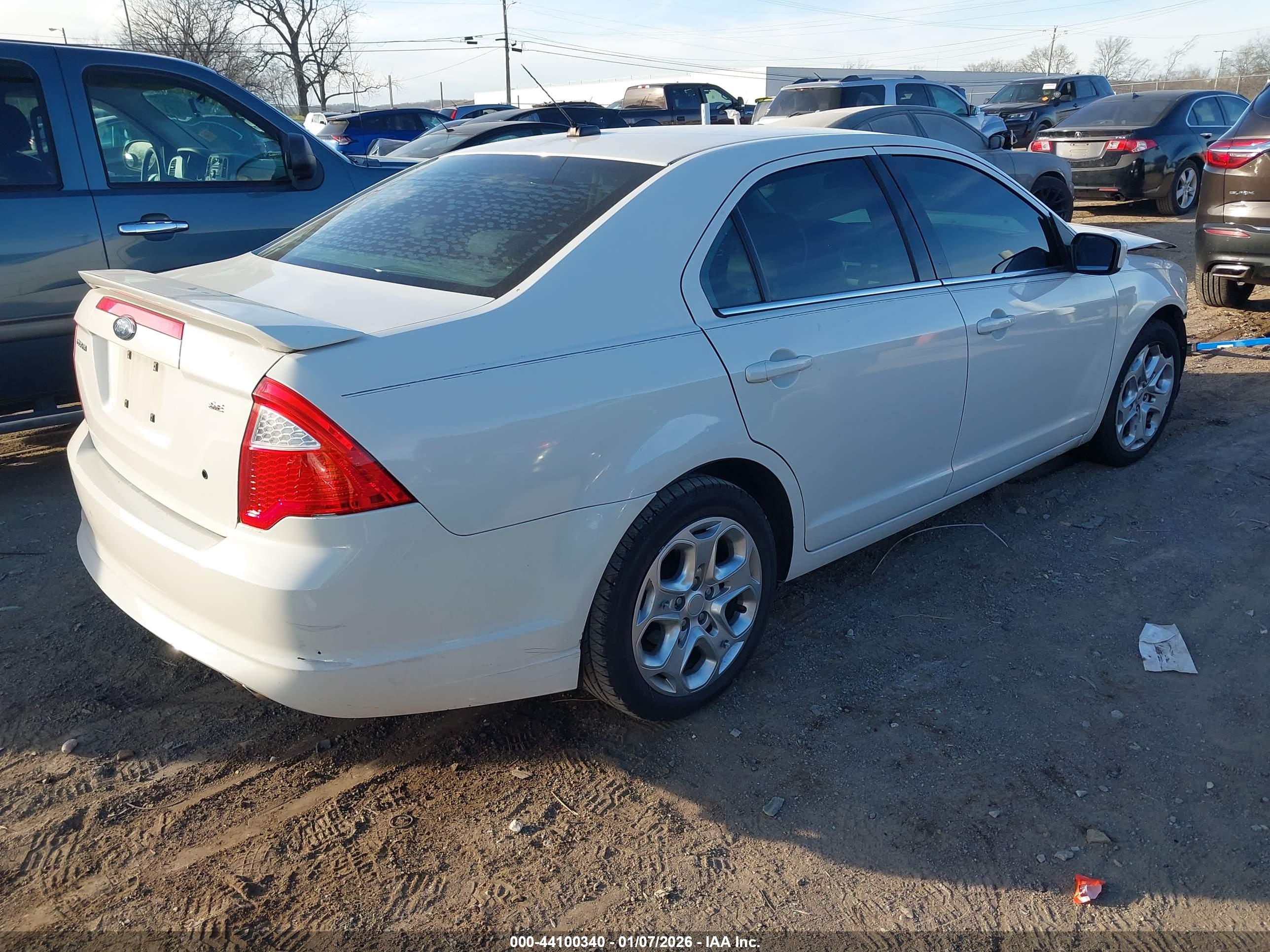 FORD FUSION image 4