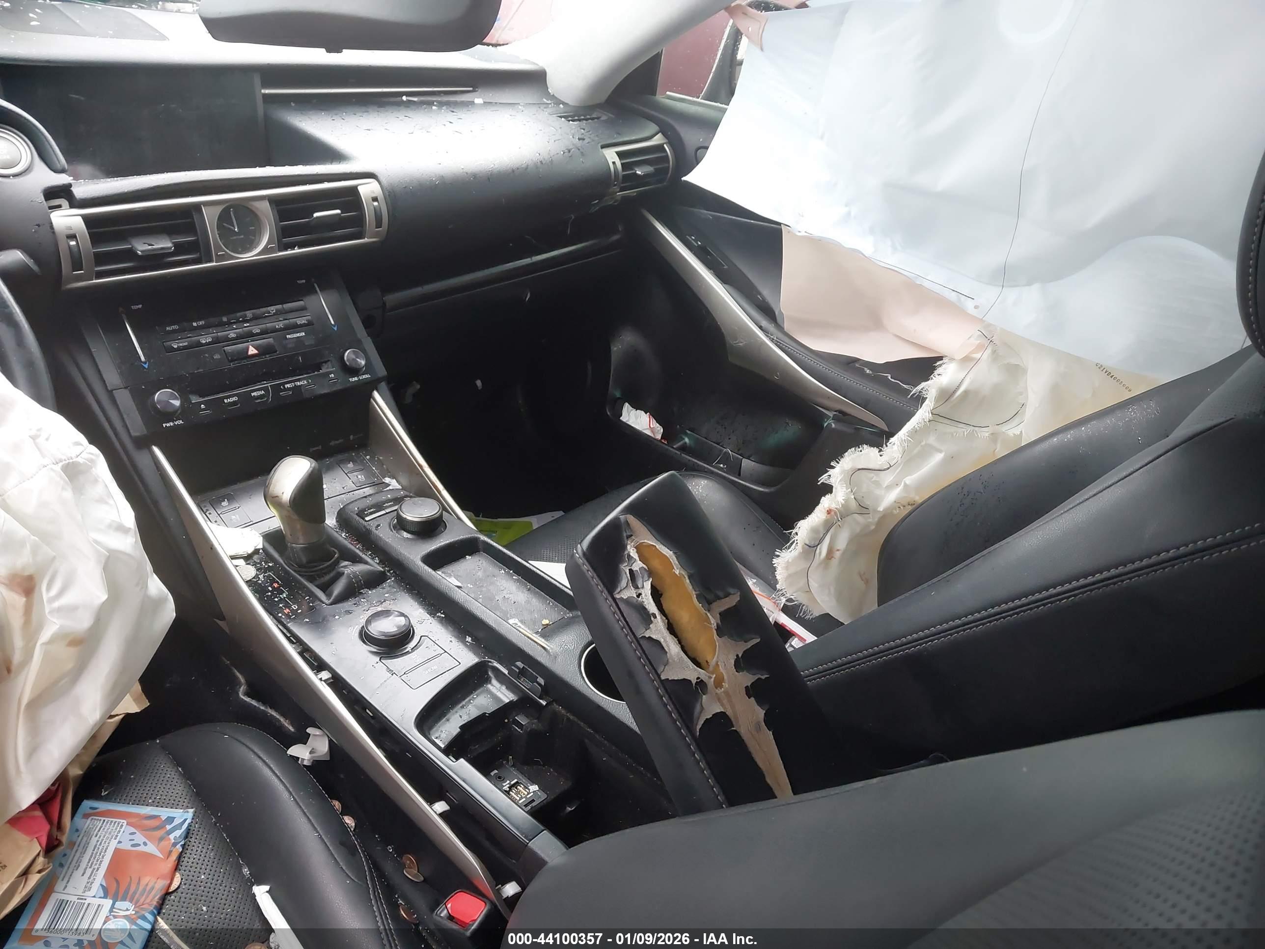LEXUS IS image 5