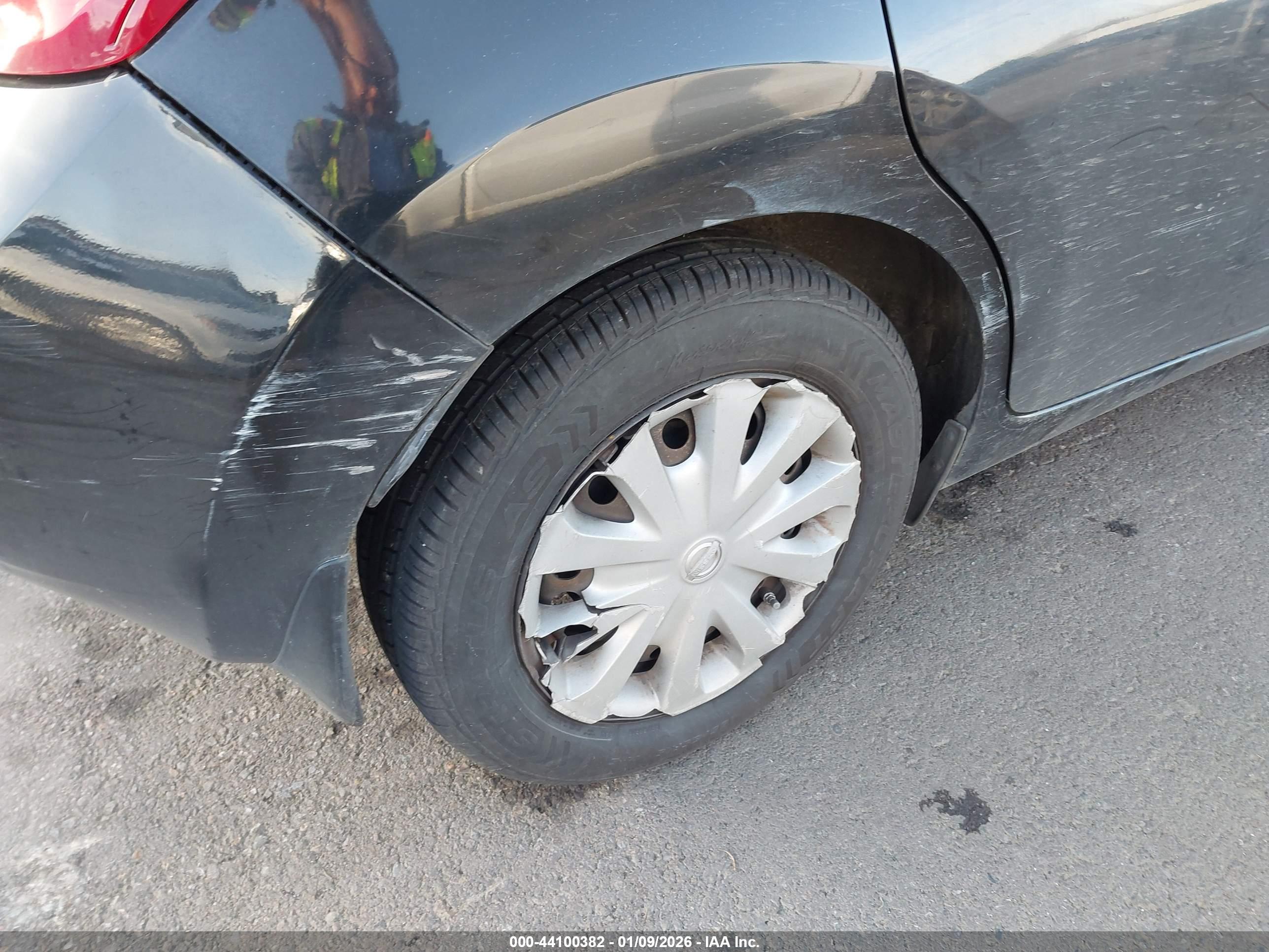 NISSAN VERSA image 6