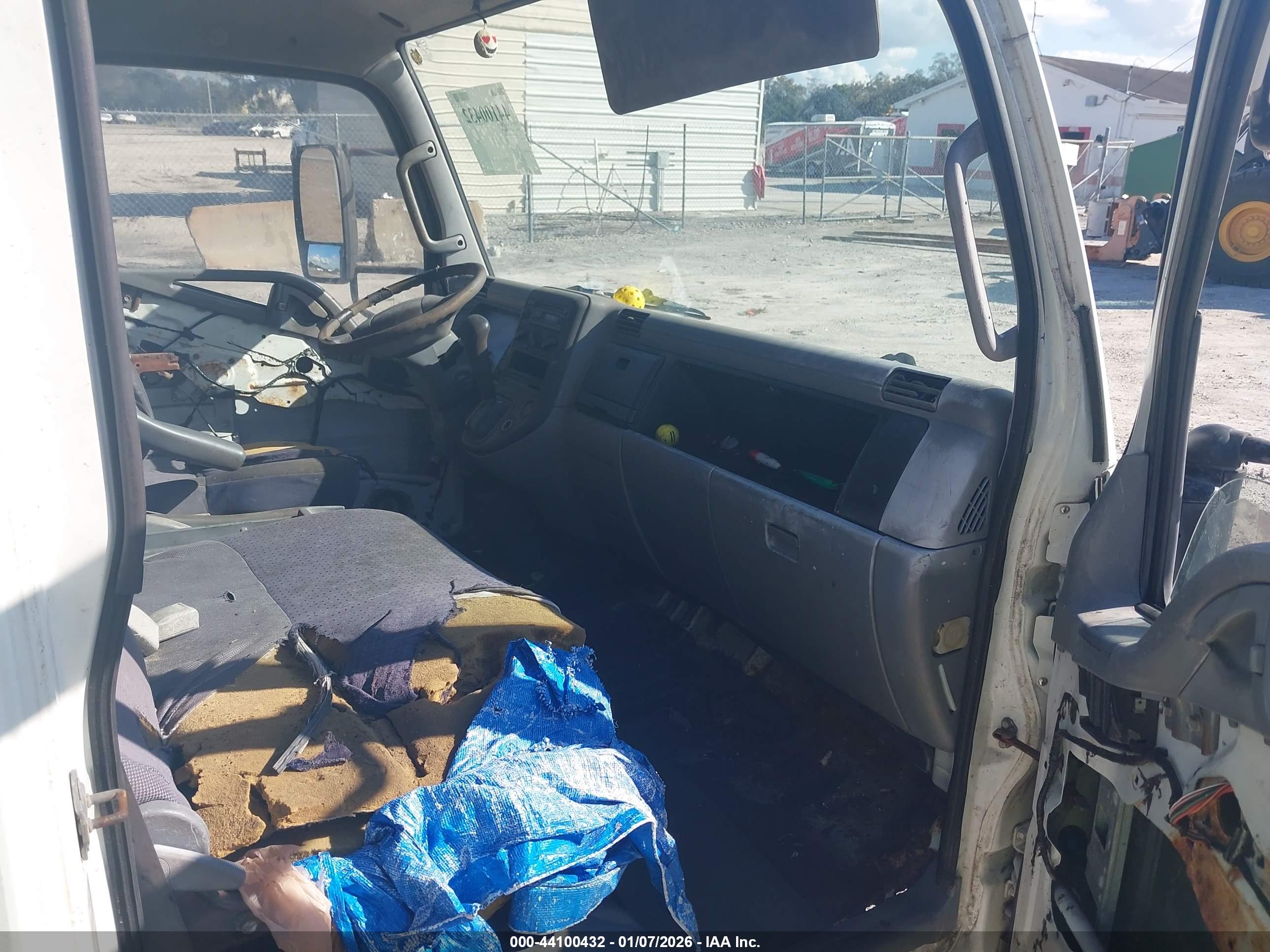 MITSUBISHI FUSO image 7