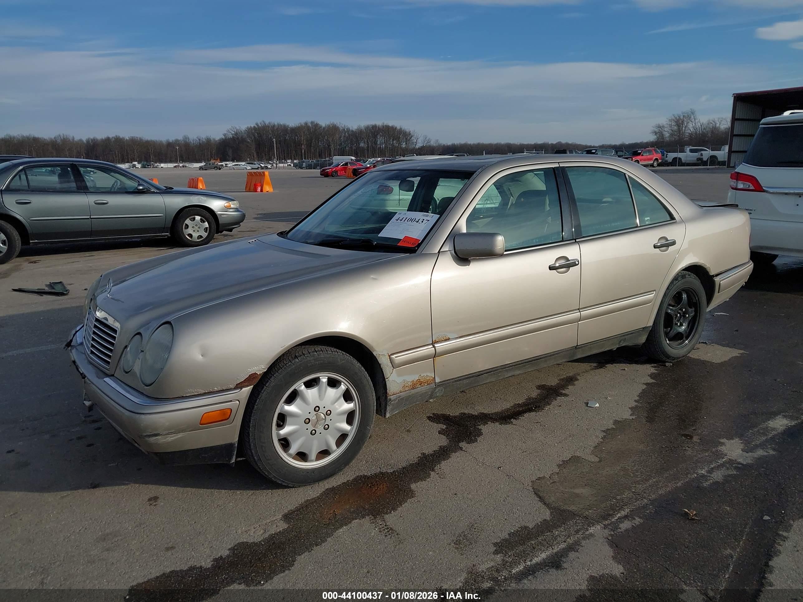 MERCEDES-BENZ E image 2
