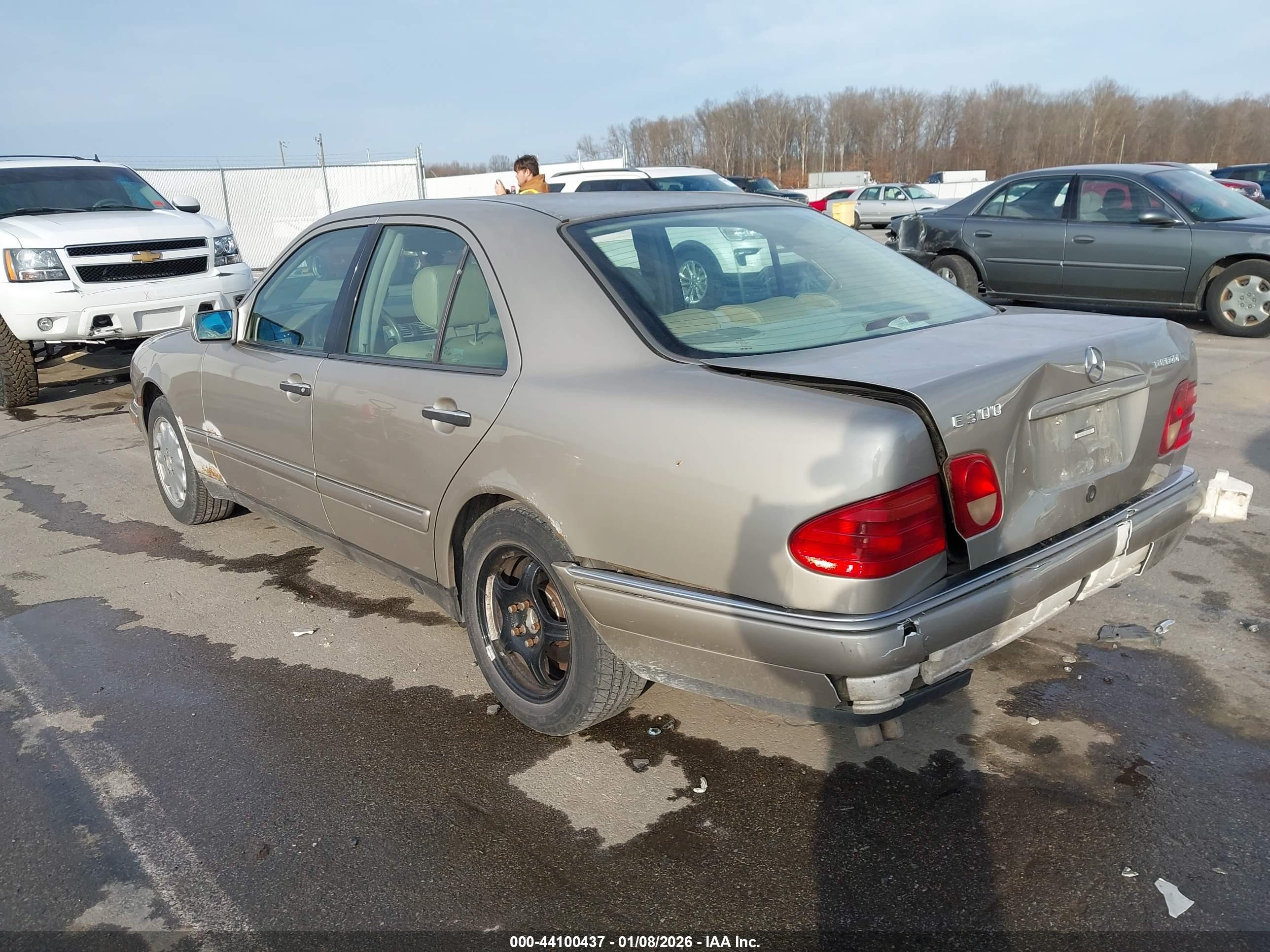 MERCEDES-BENZ E image 3