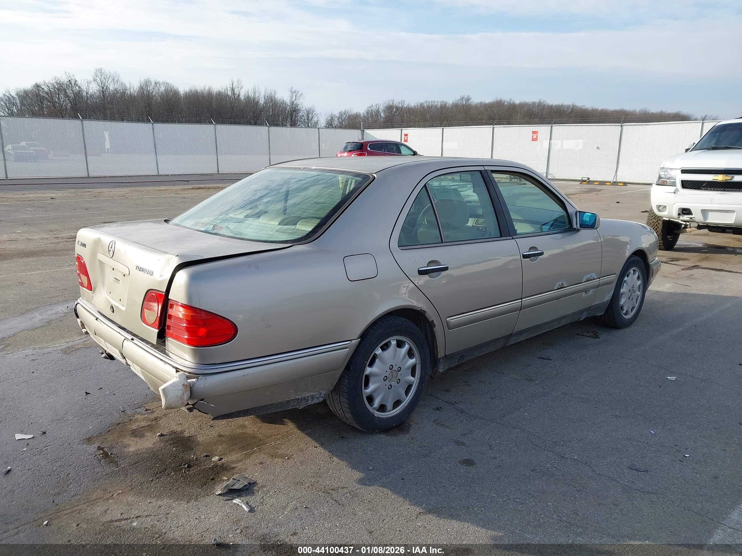 MERCEDES-BENZ E image 4