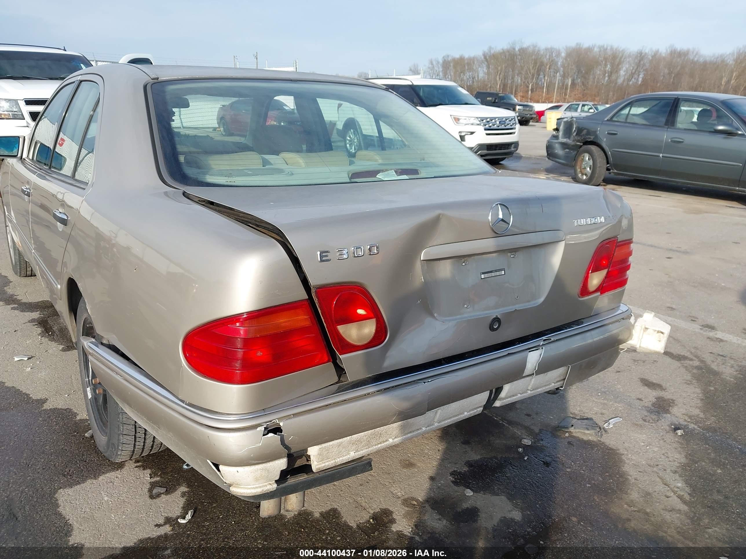 MERCEDES-BENZ E image 6
