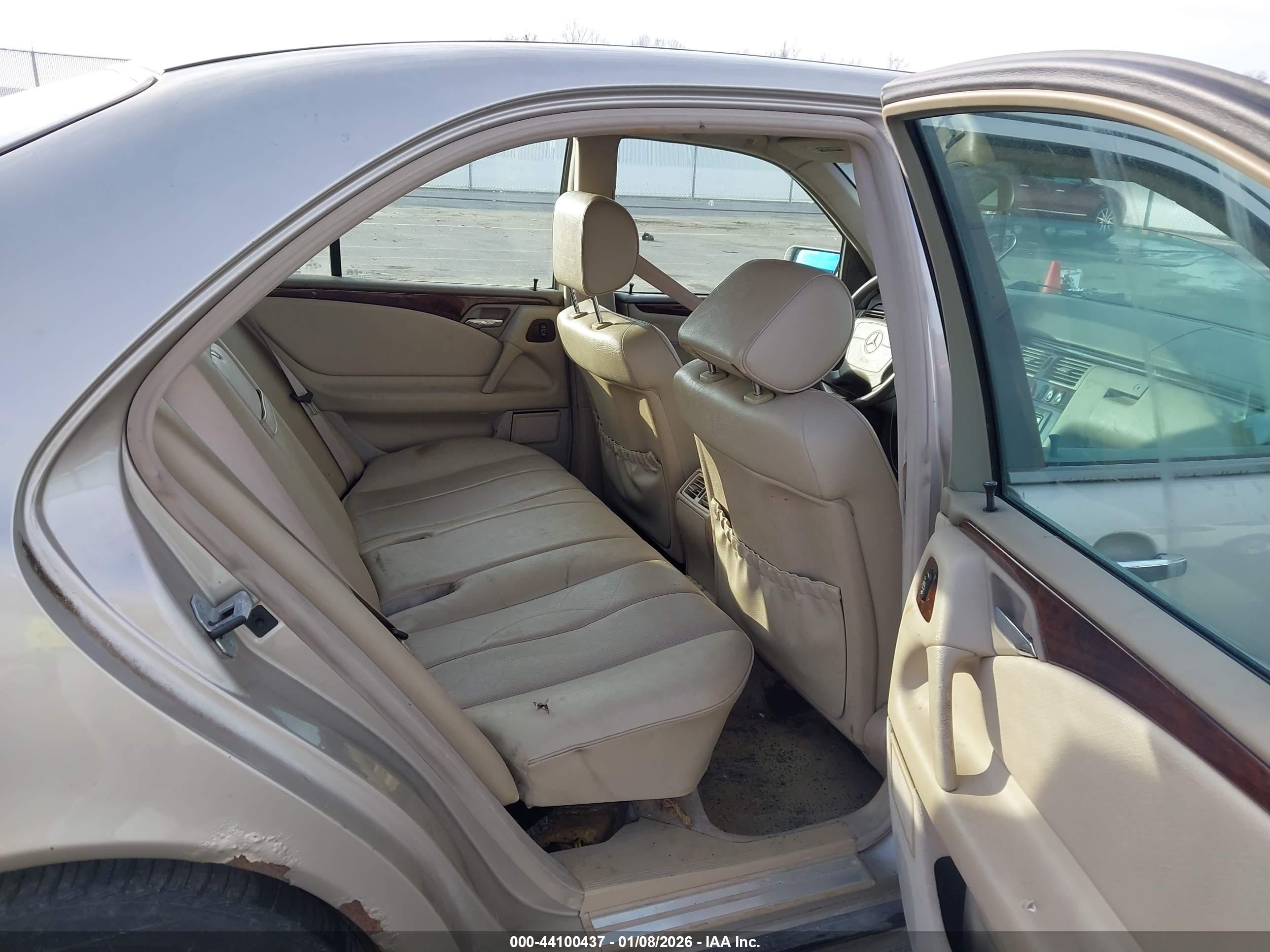 MERCEDES-BENZ E image 8