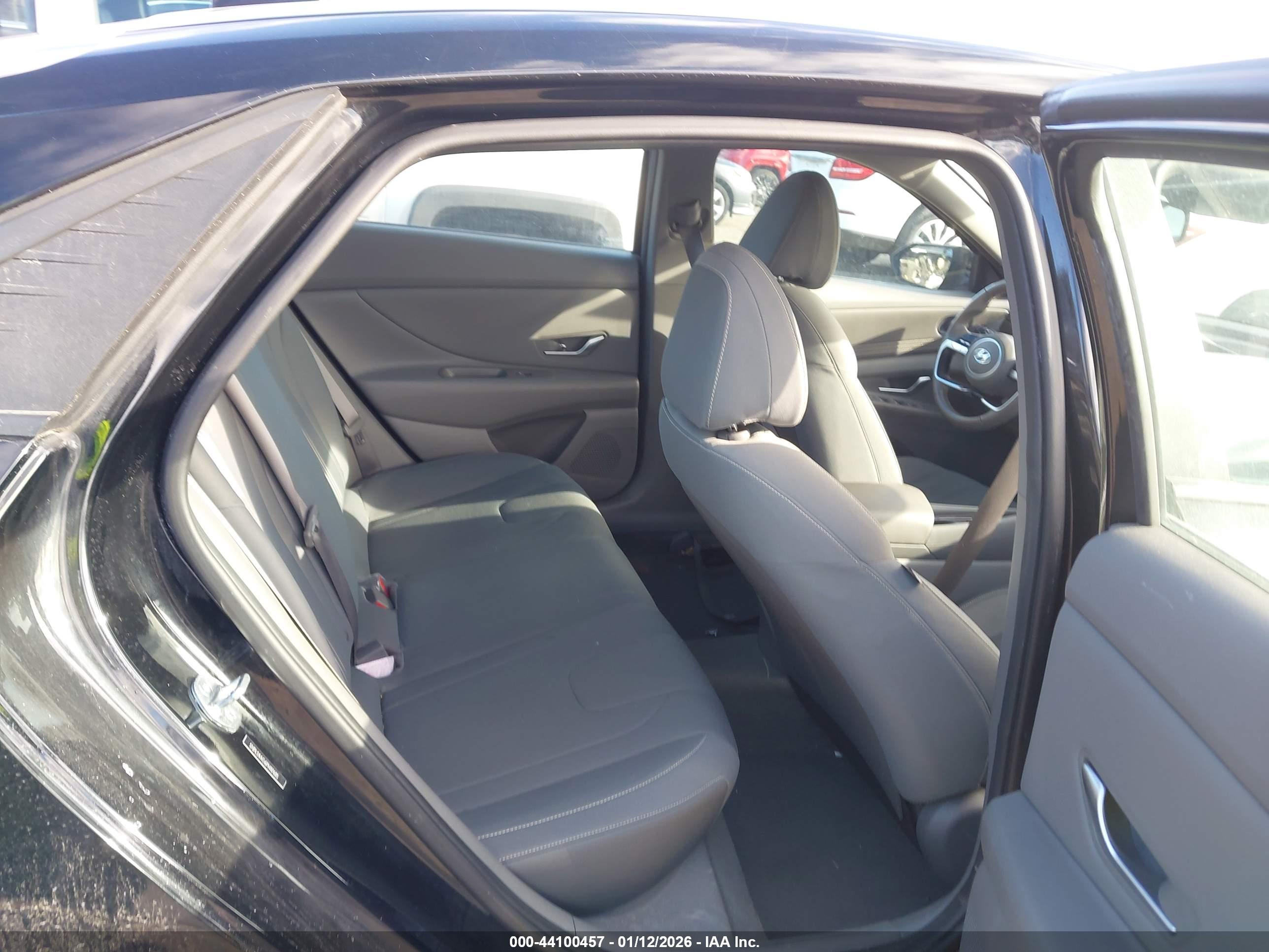 HYUNDAI ELANTRA image 8