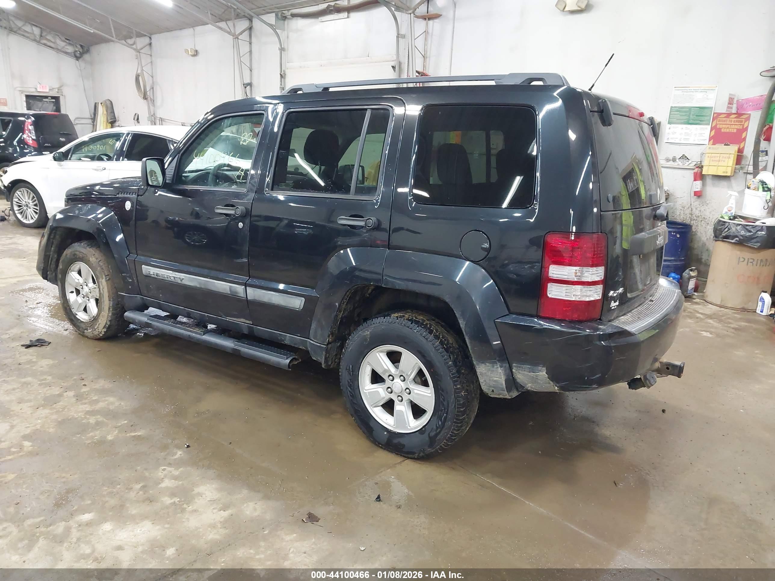 JEEP LIBERTY image 3