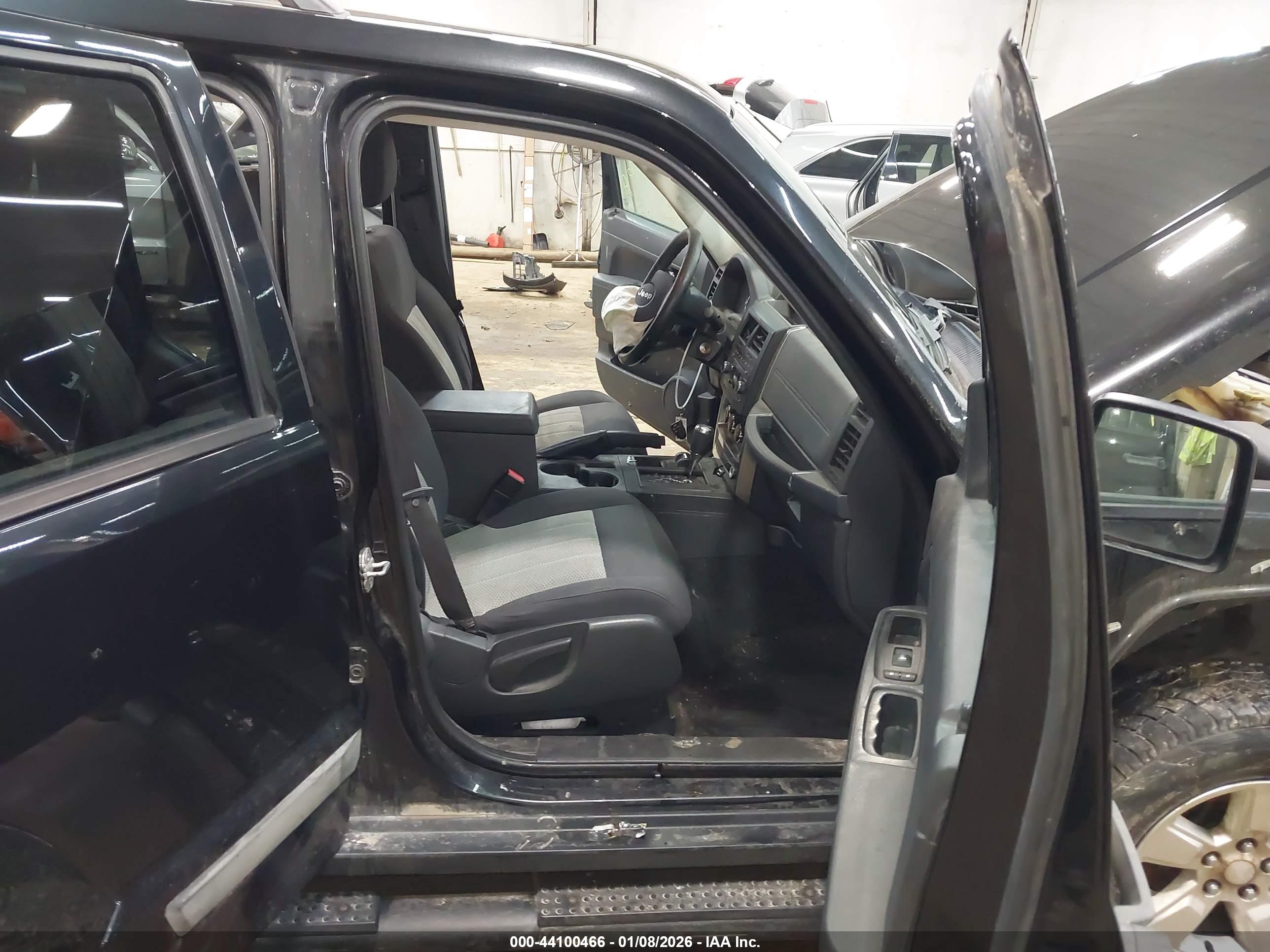 JEEP LIBERTY image 5