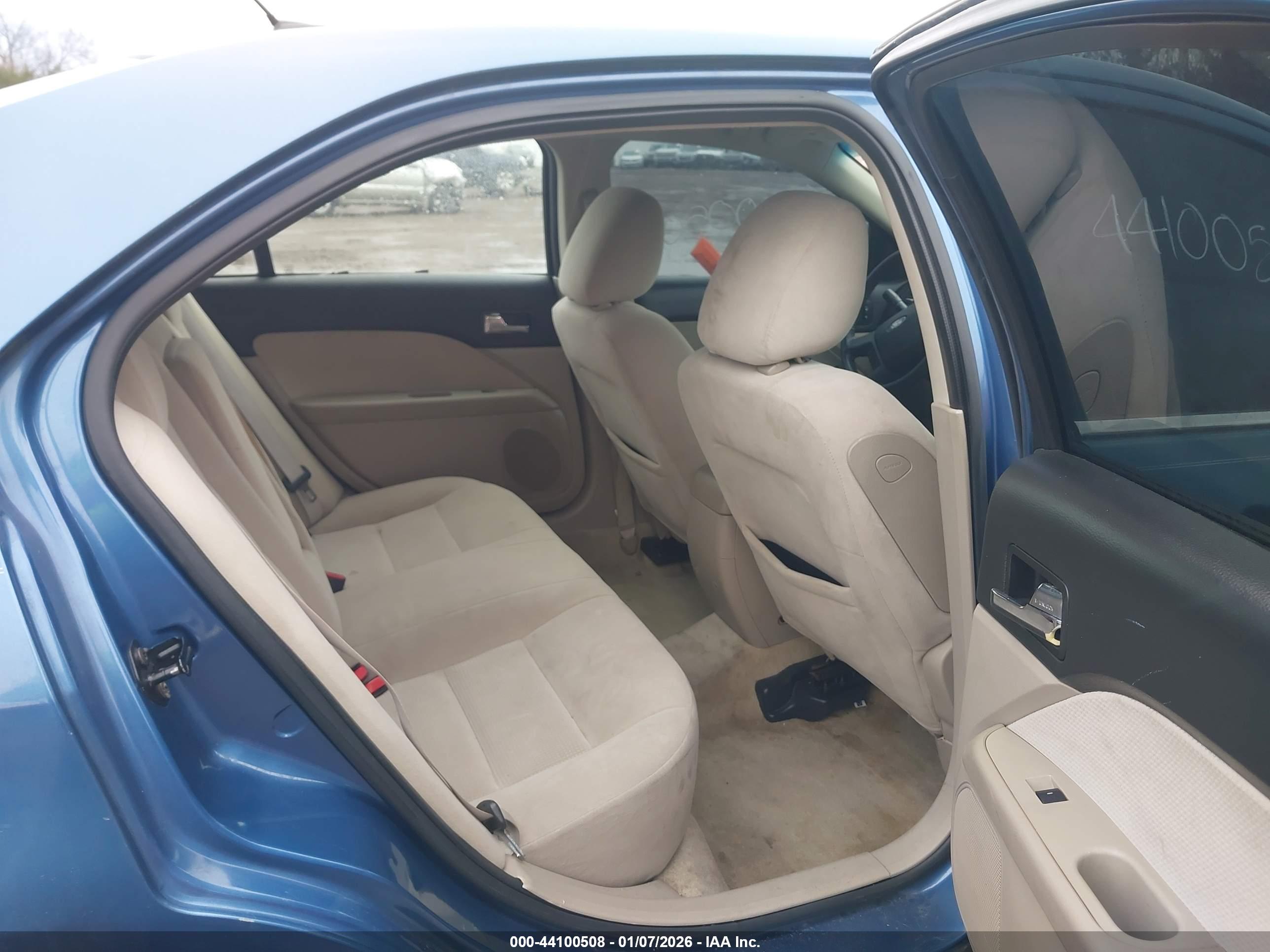 FORD FUSION image 8