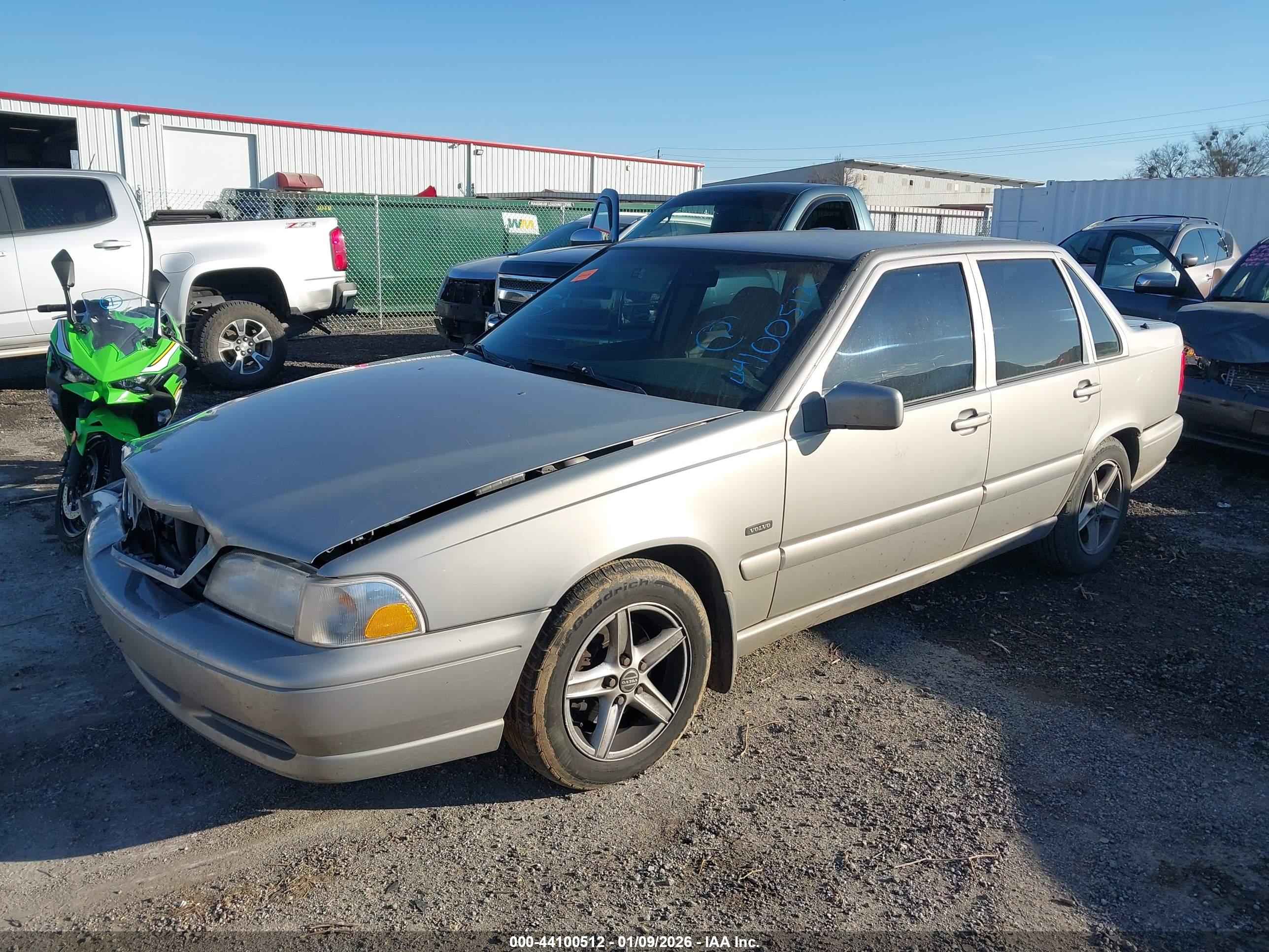 VOLVO S70 image 2