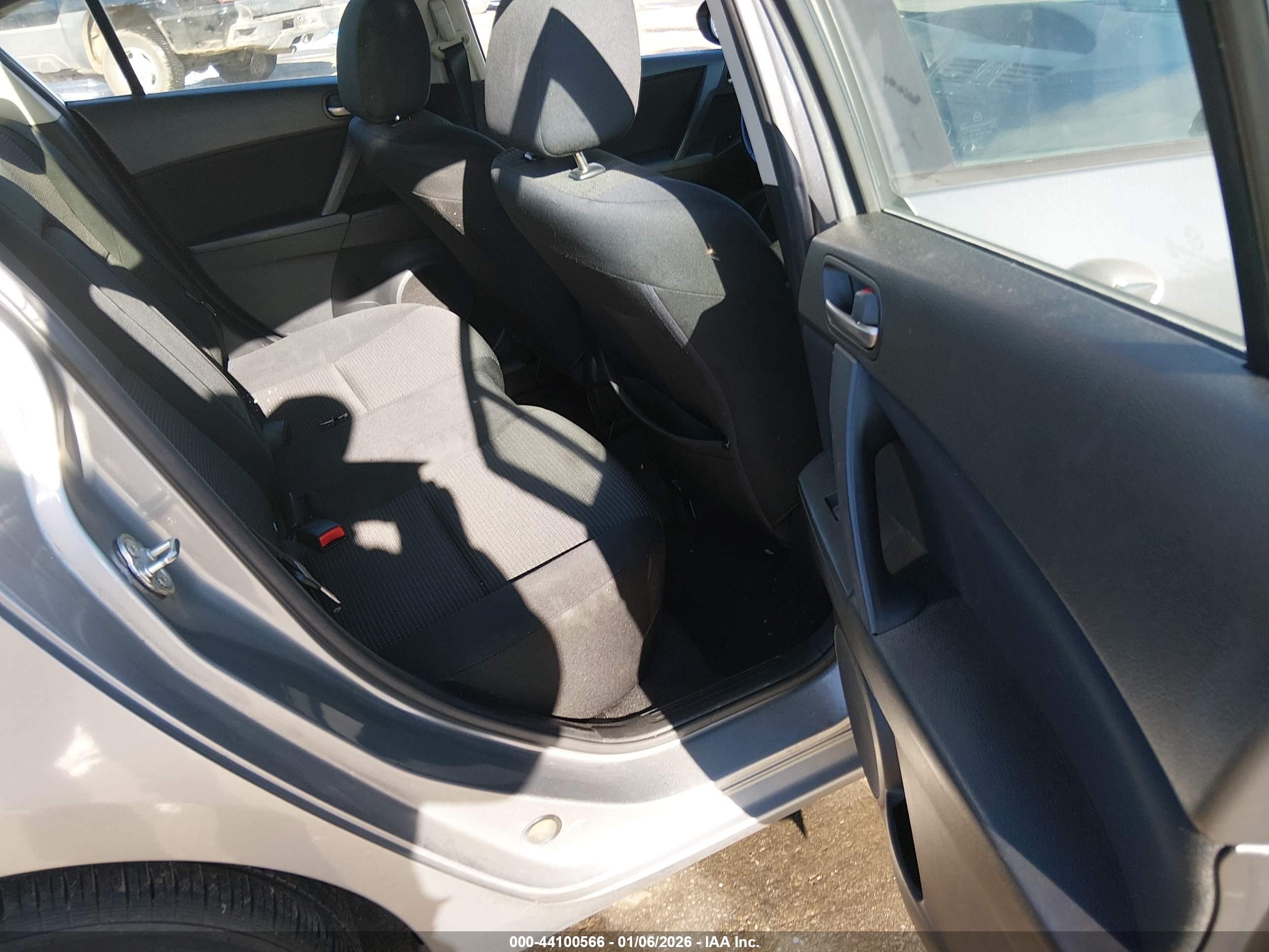 MAZDA MAZDA3 image 8