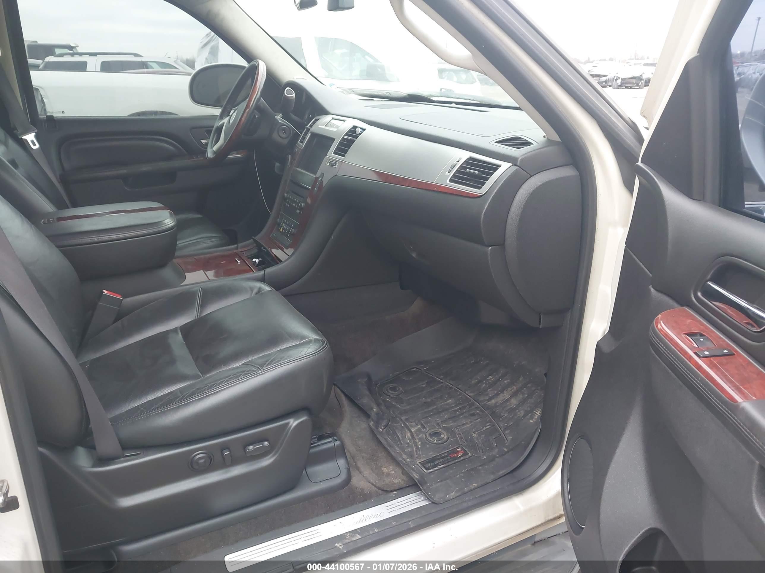 CADILLAC ESCALADE image 5