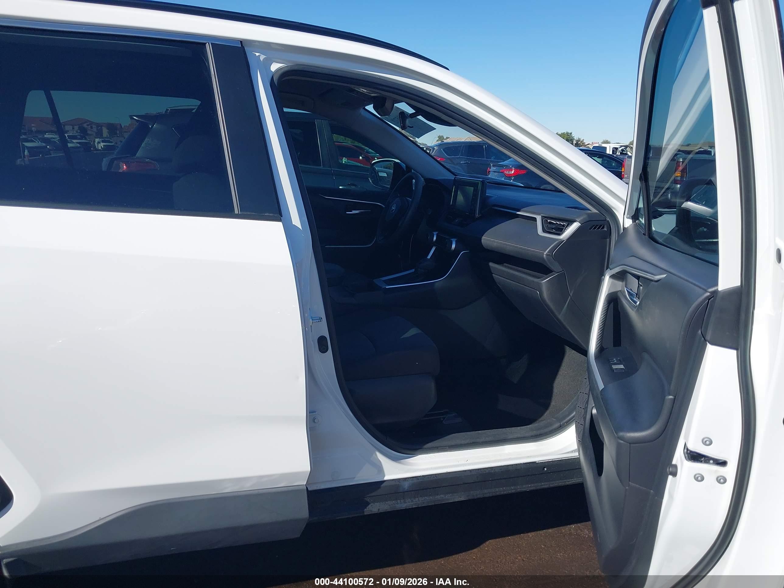 TOYOTA RAV4 image 5