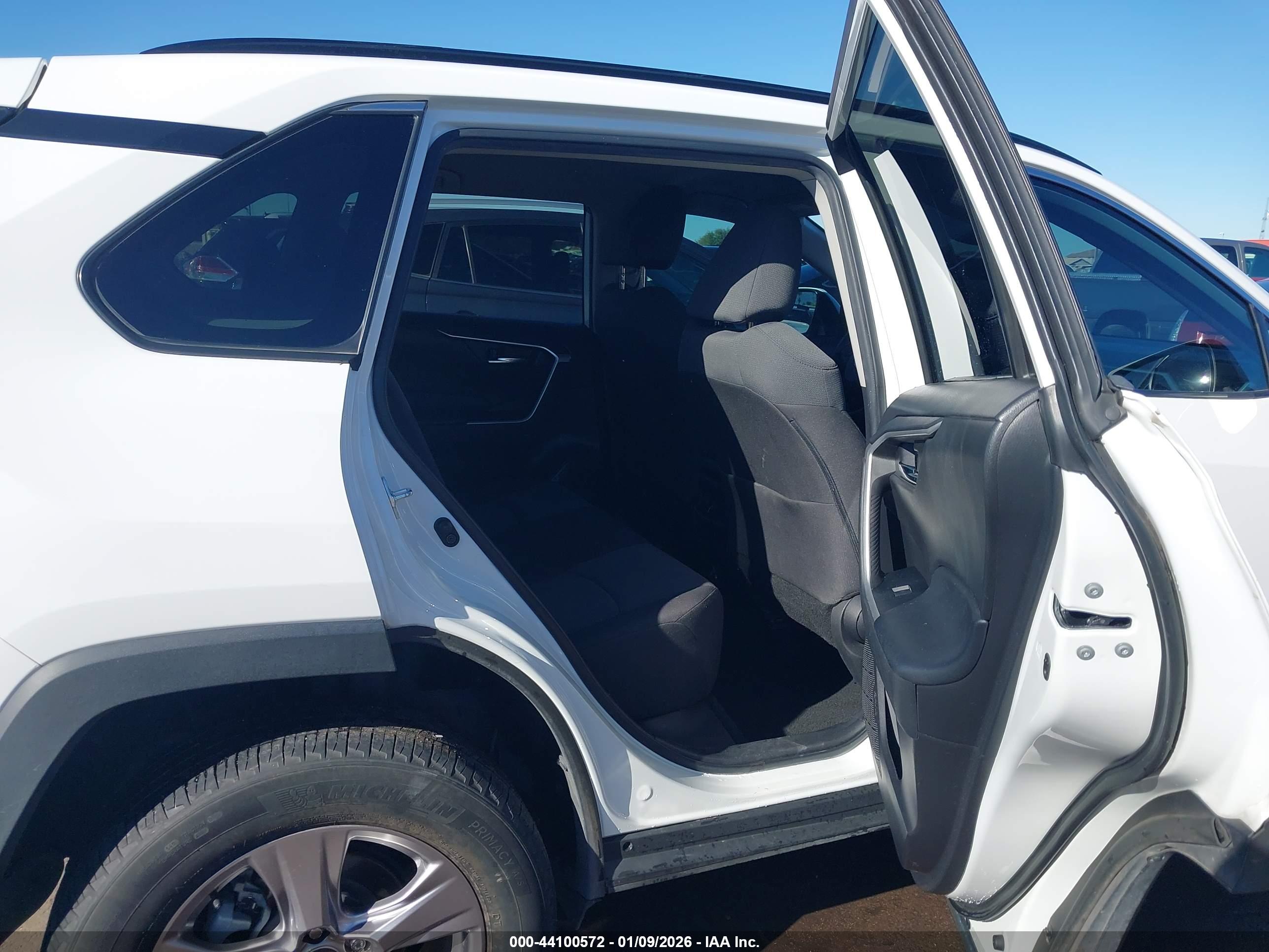 TOYOTA RAV4 image 8