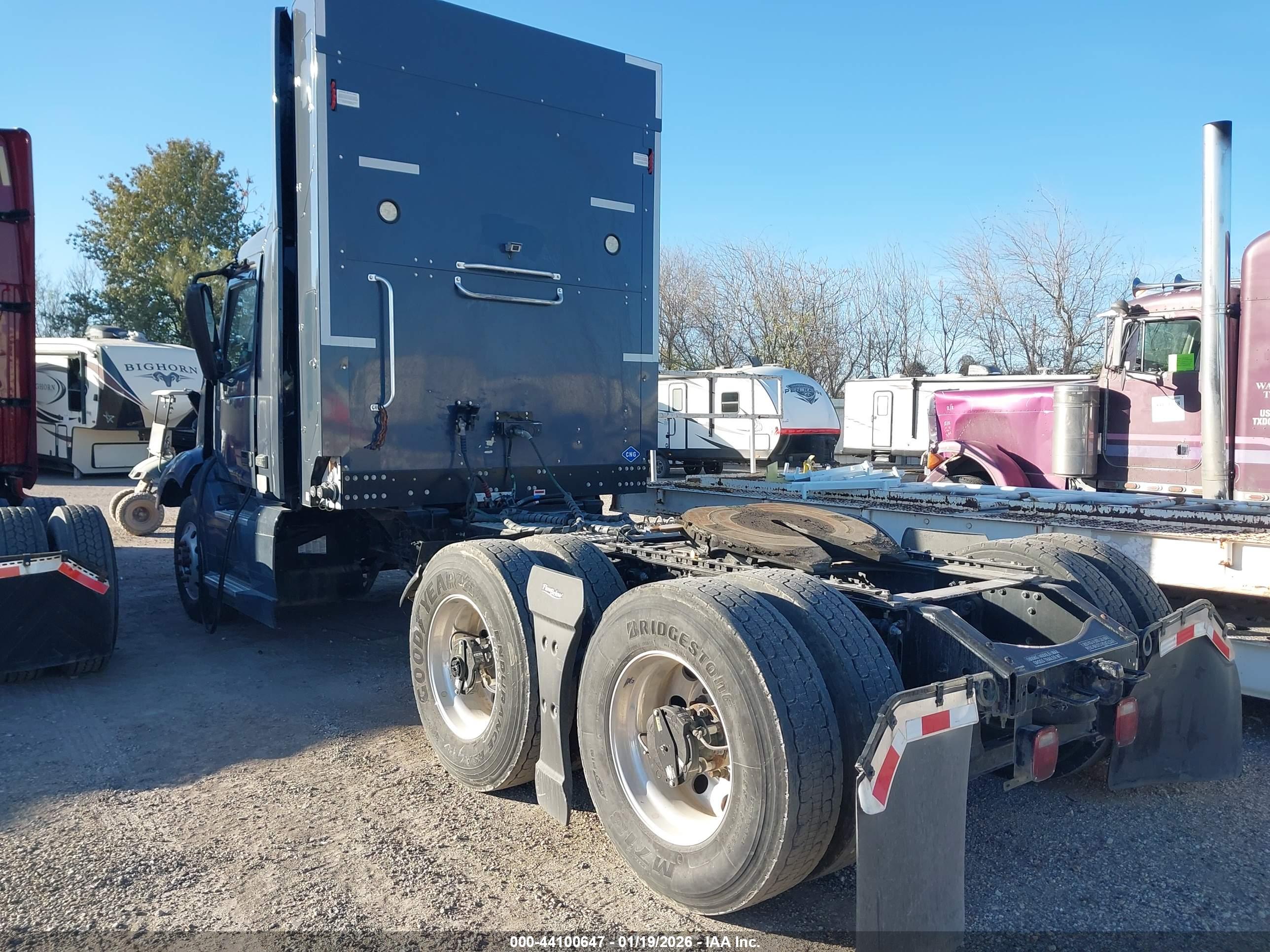 VOLVO VNL image 3