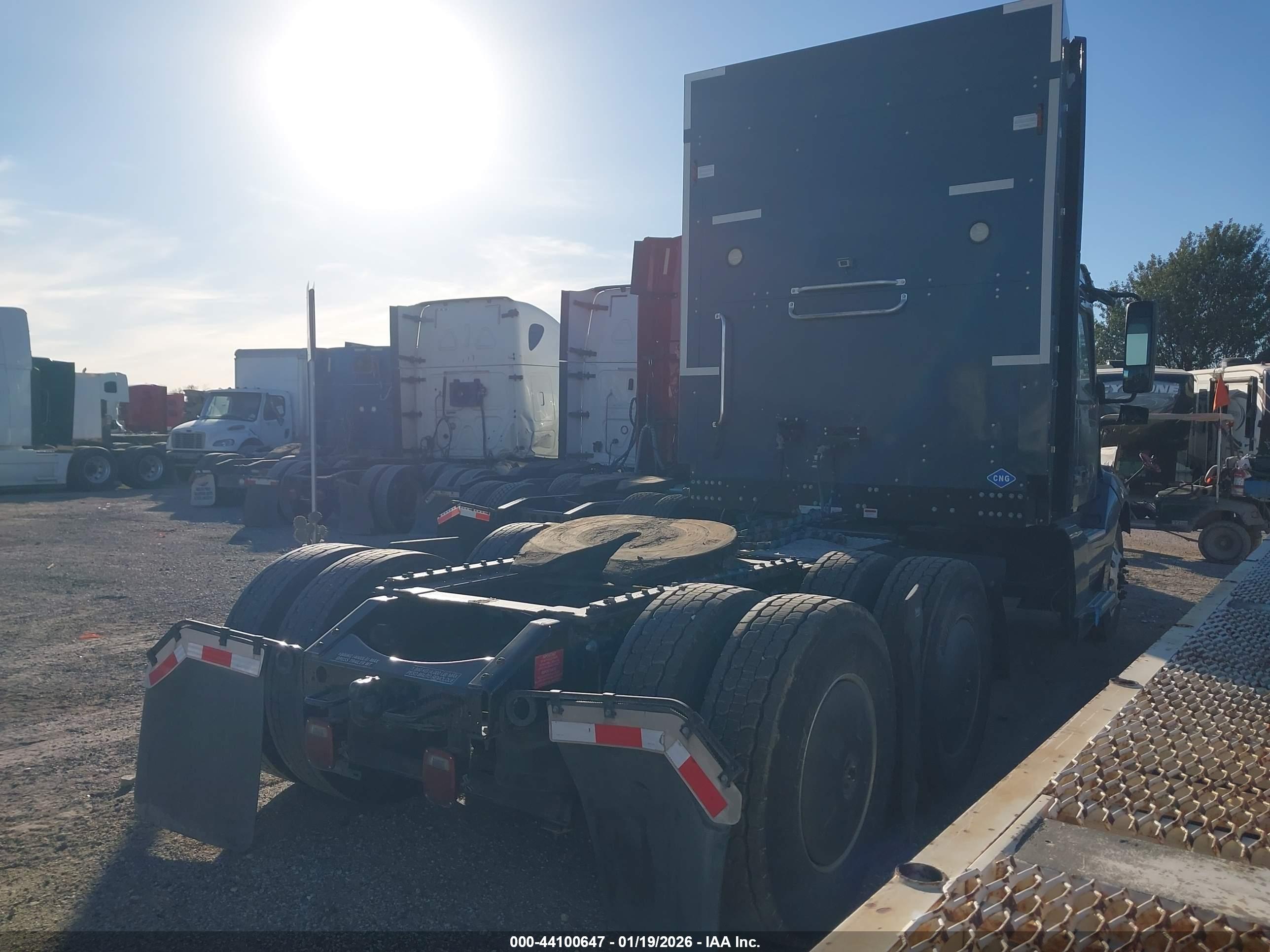 VOLVO VNL image 4