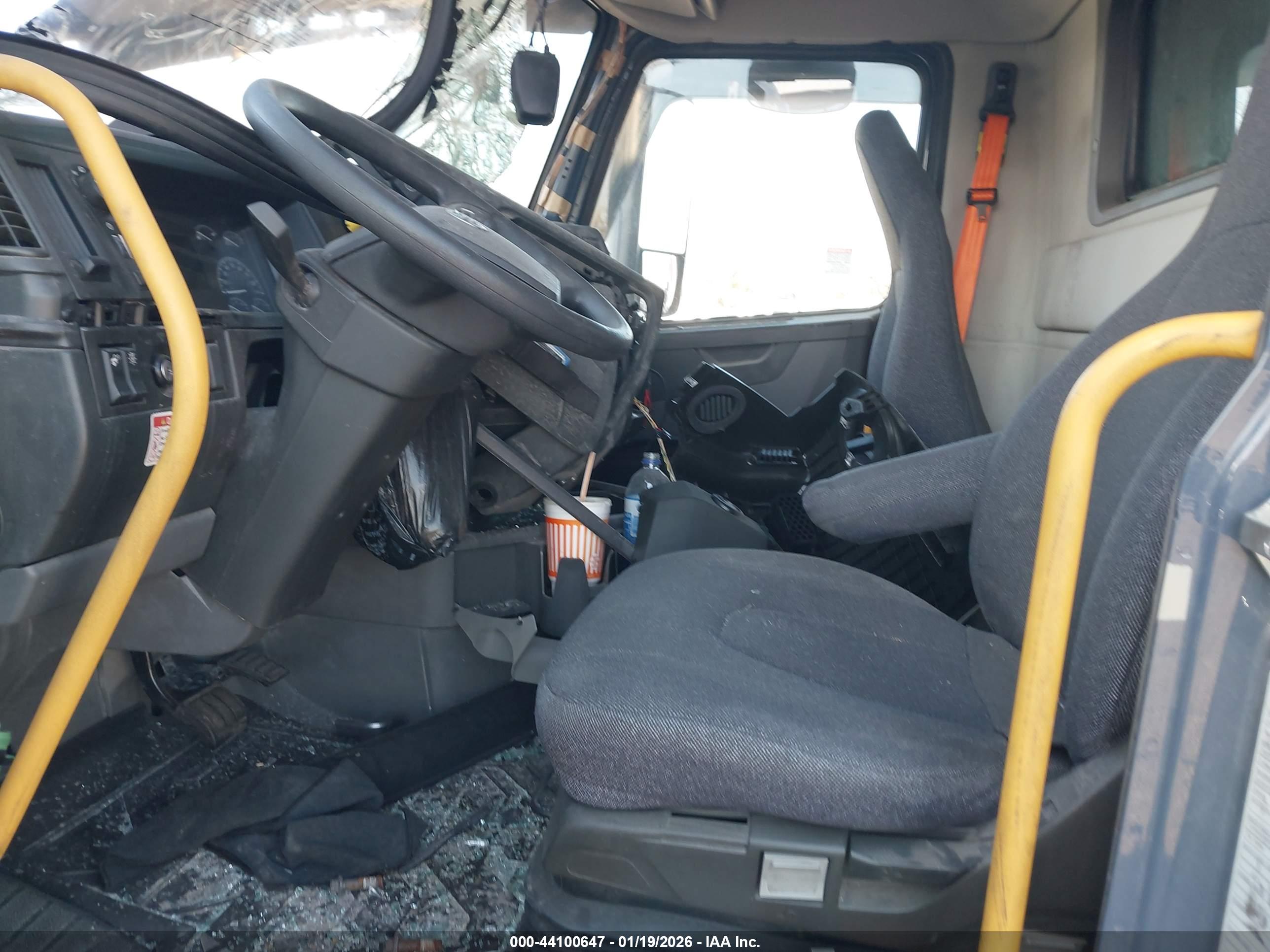 VOLVO VNL image 7