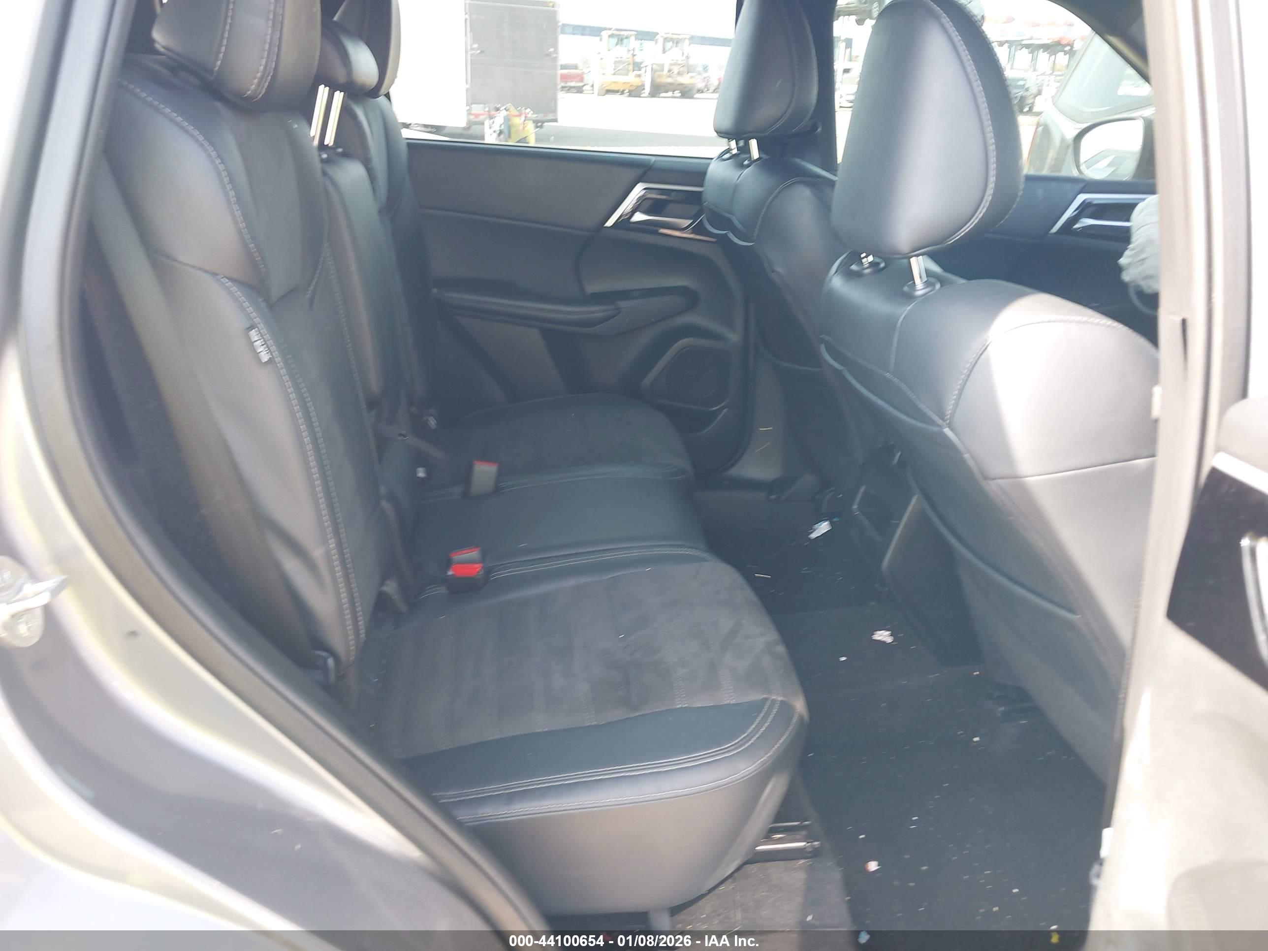 MITSUBISHI OUTLANDER image 8