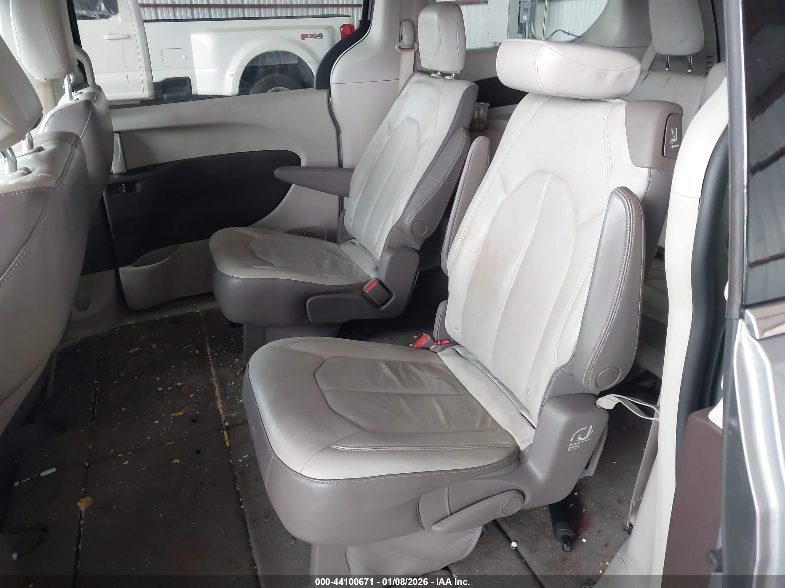 CHRYSLER PACIFICA image 8