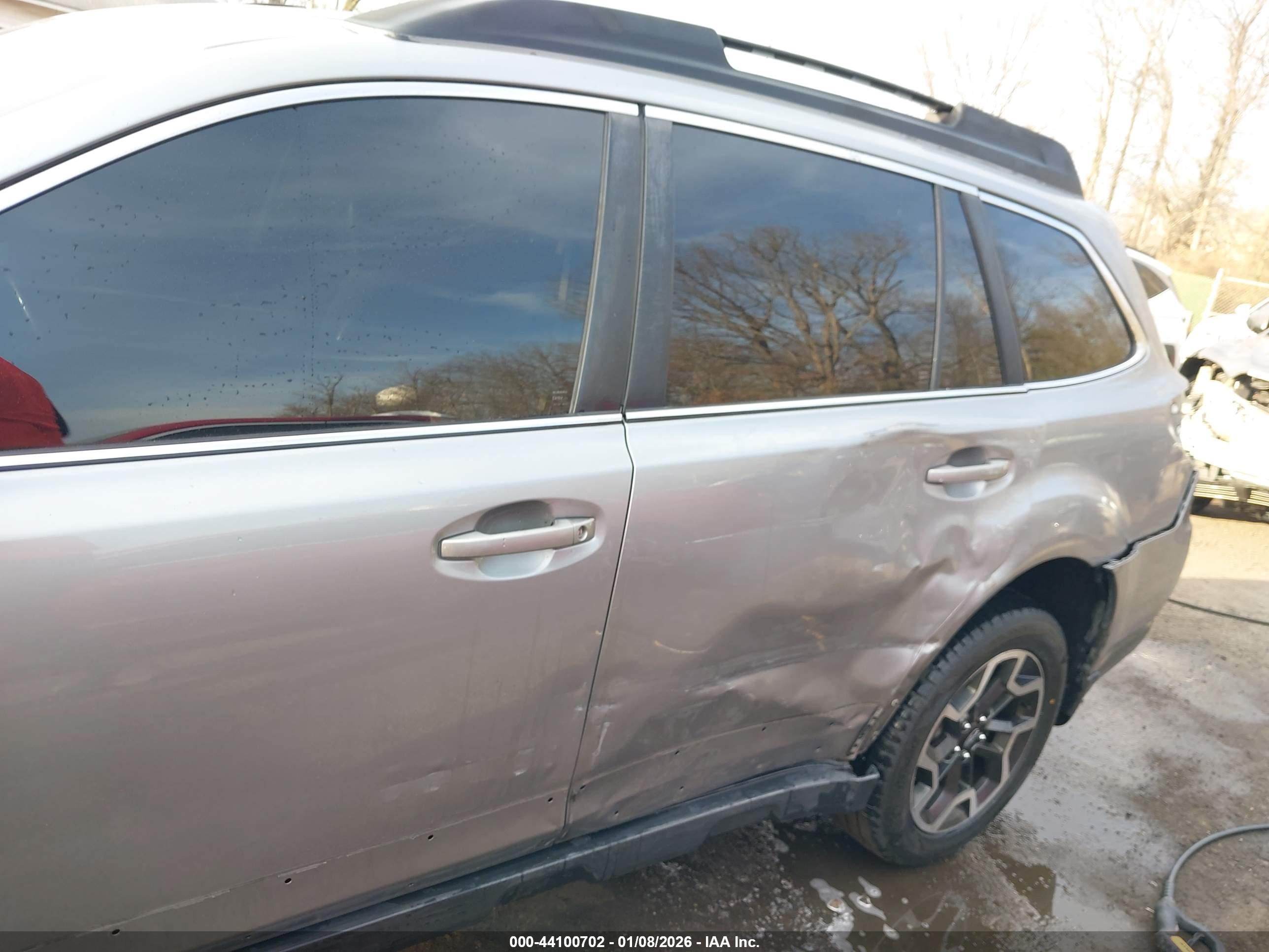 SUBARU OUTBACK image 6