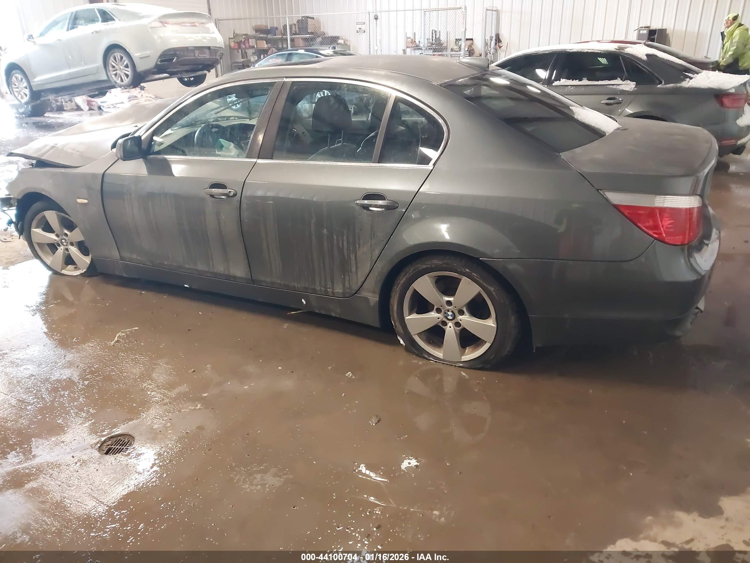BMW 525XI image 3