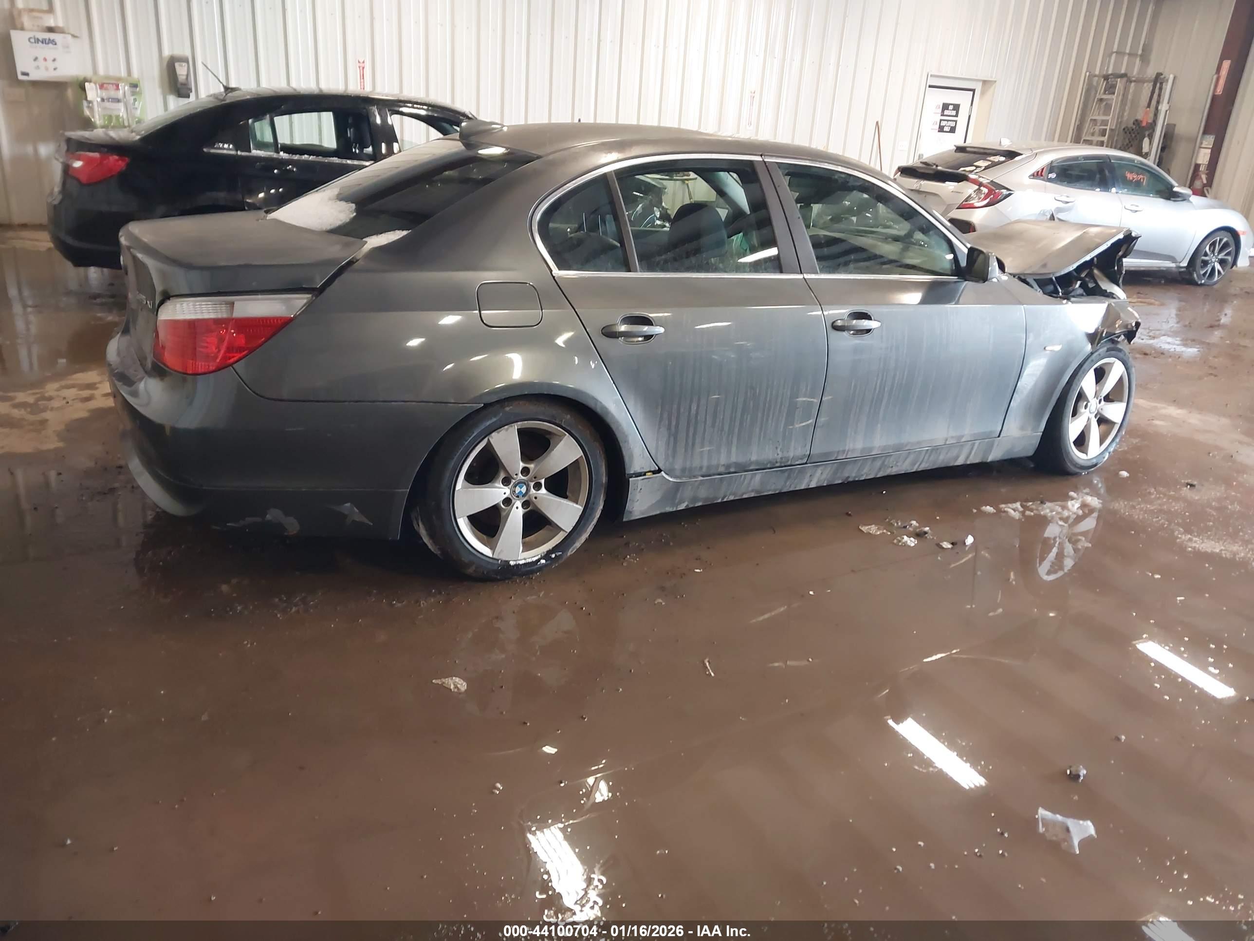 BMW 525XI image 4