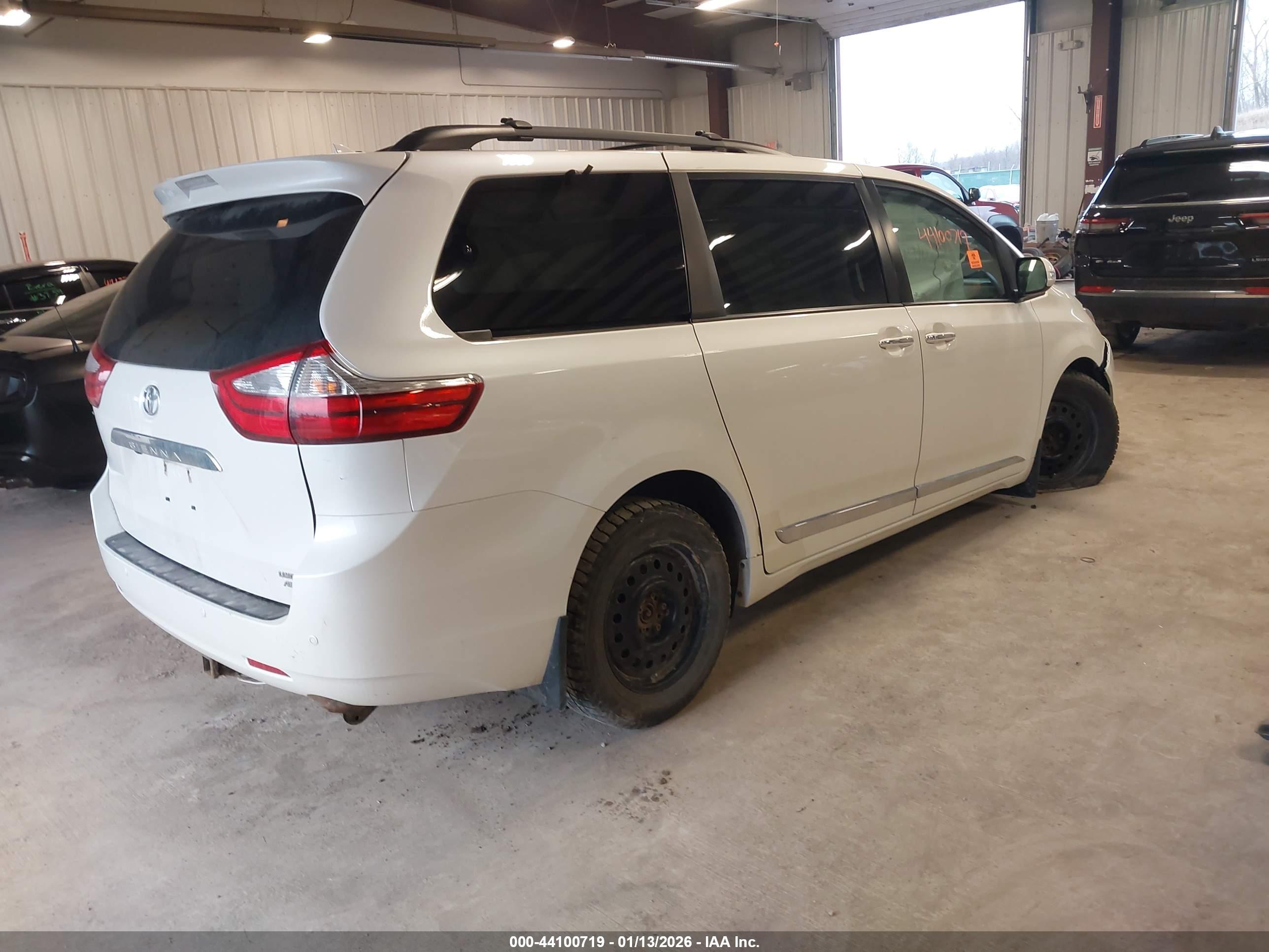 TOYOTA SIENNA image 4