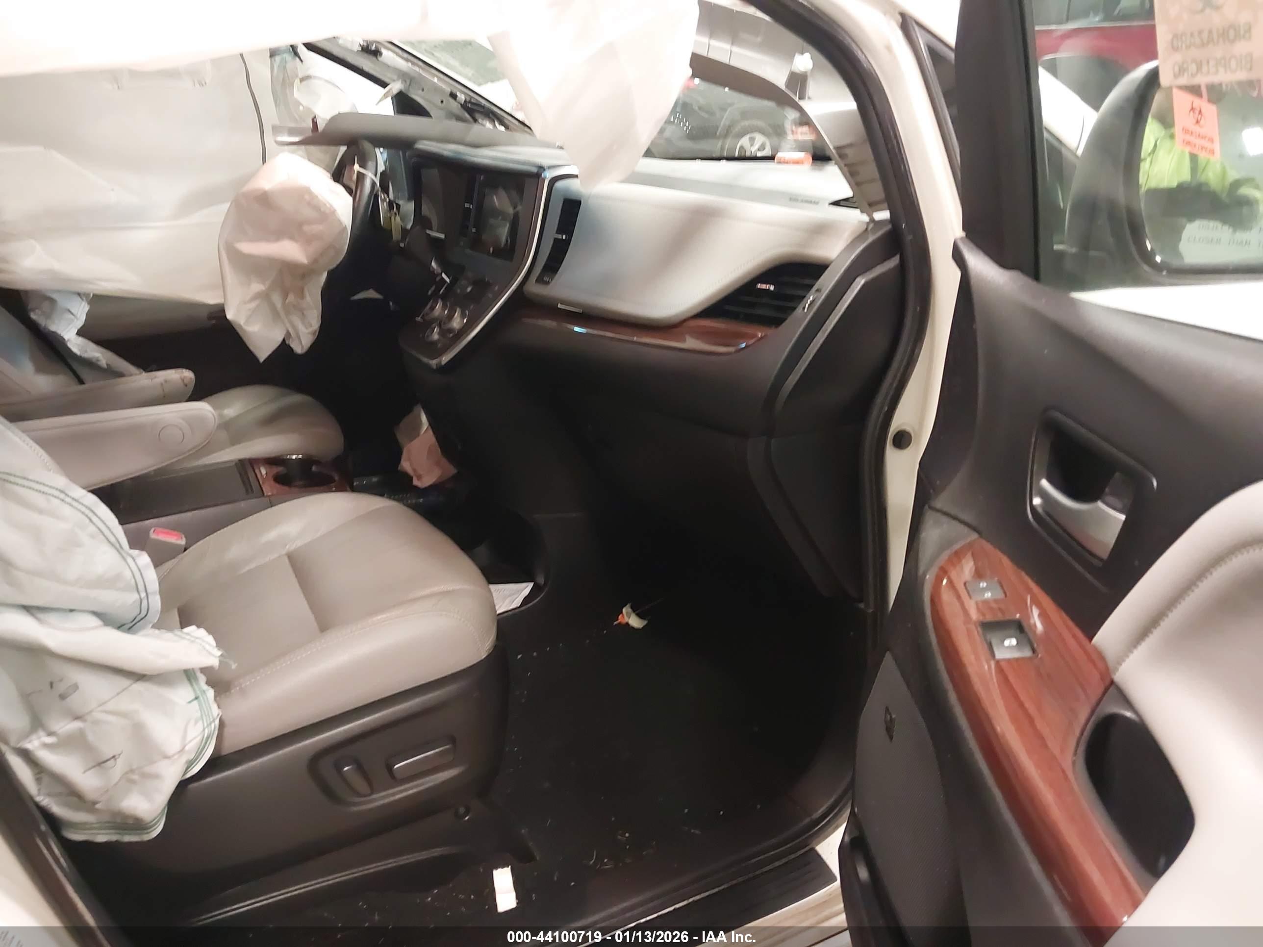 TOYOTA SIENNA image 5