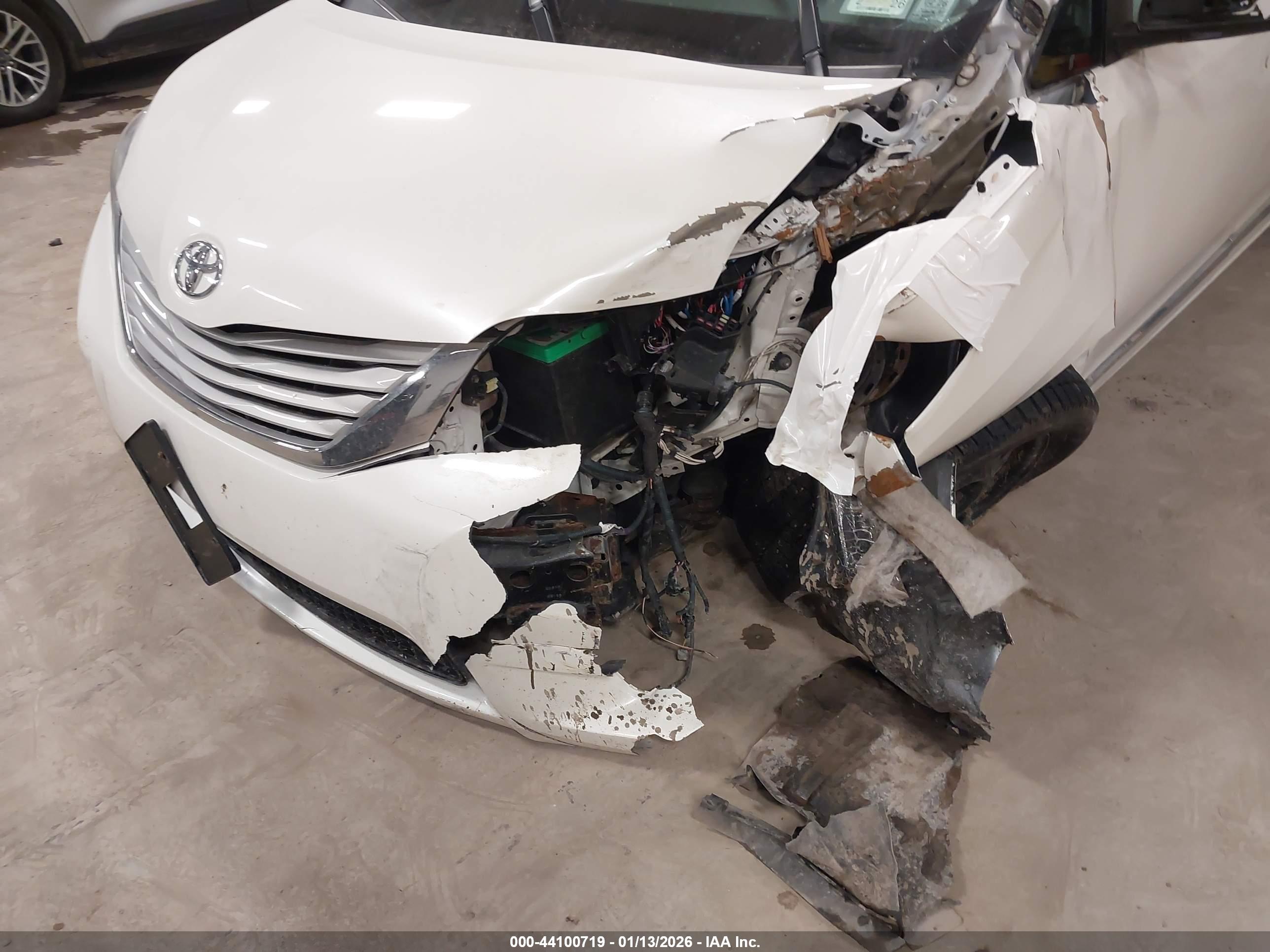 TOYOTA SIENNA image 6