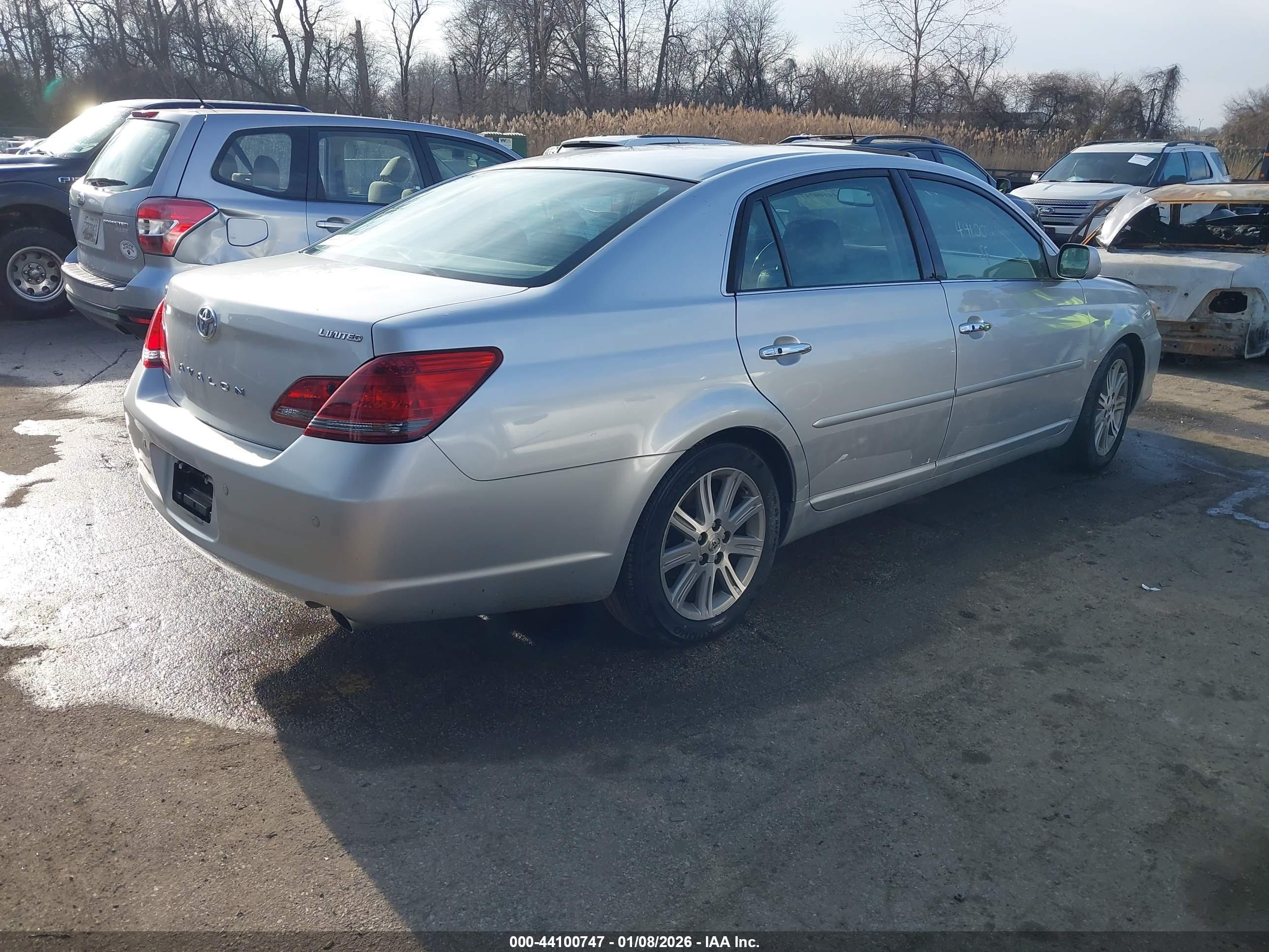 TOYOTA AVALON image 4