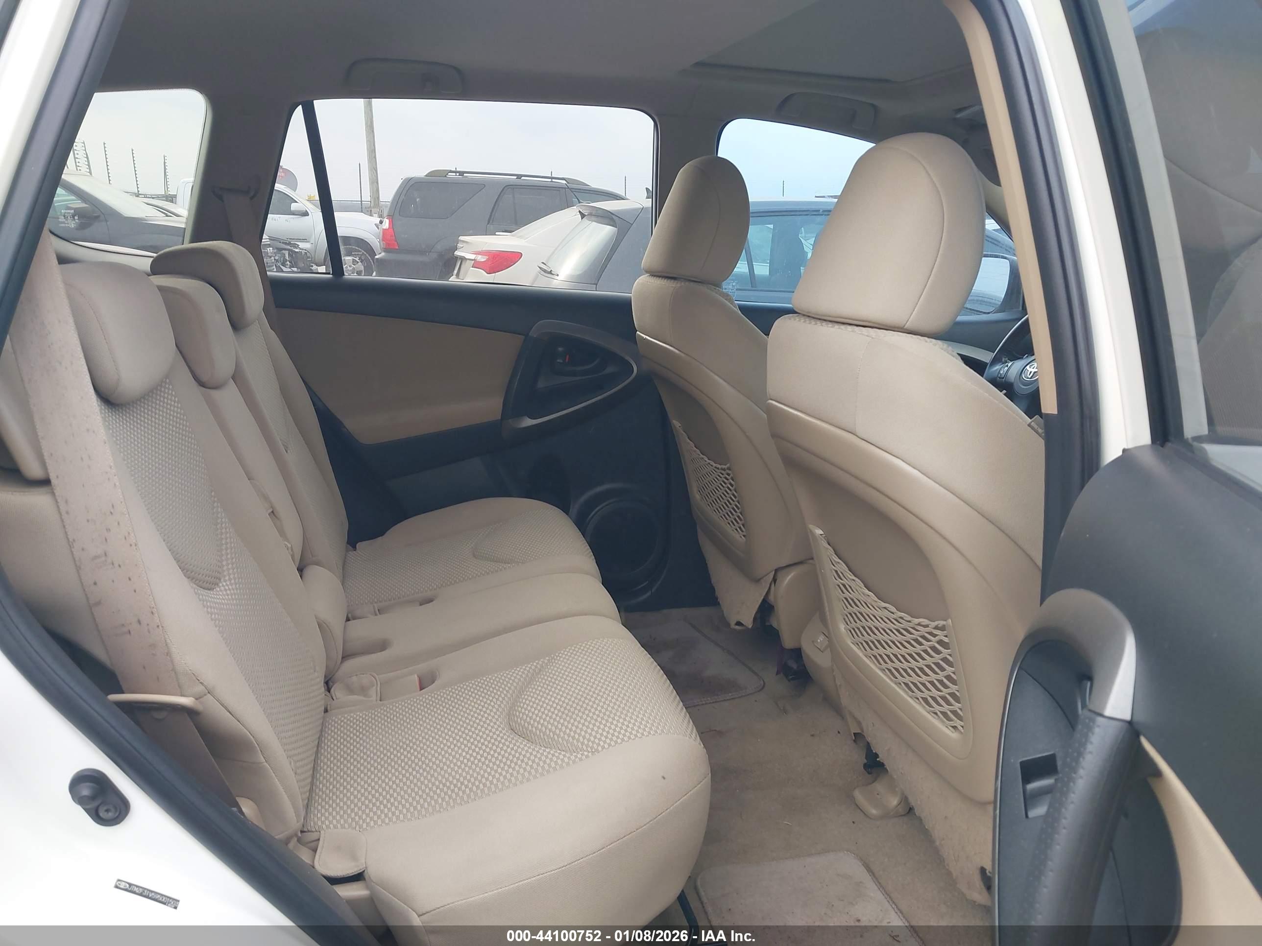 TOYOTA RAV4 image 8