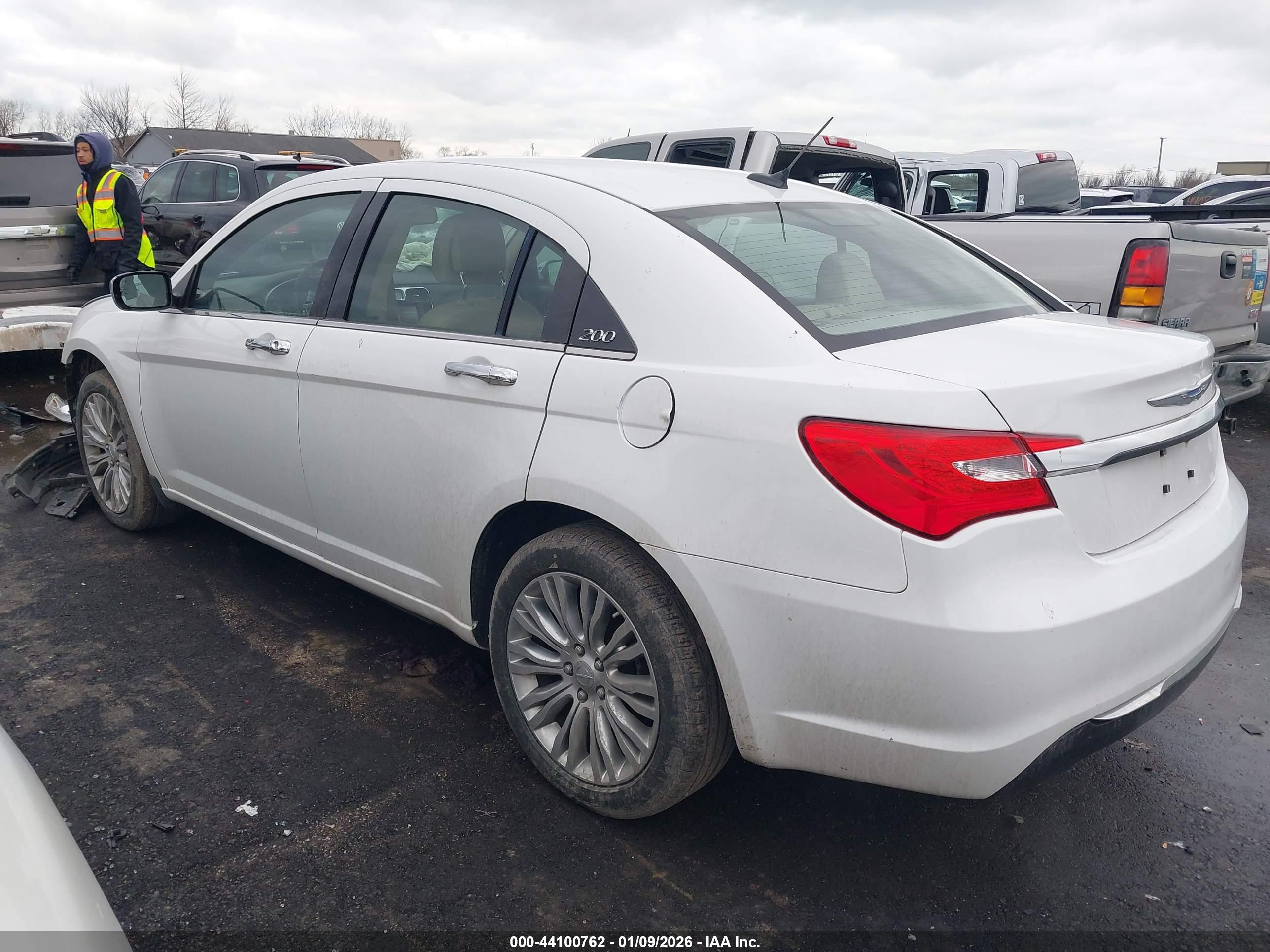 CHRYSLER 200 image 3