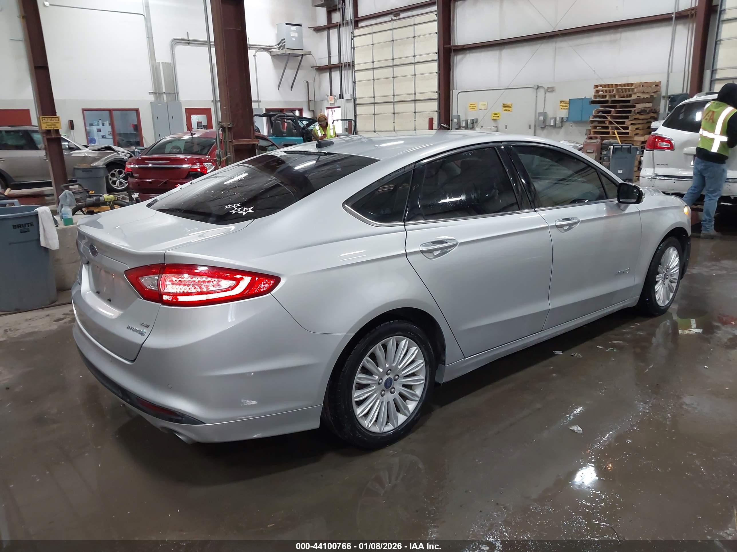 FORD FUSION image 4