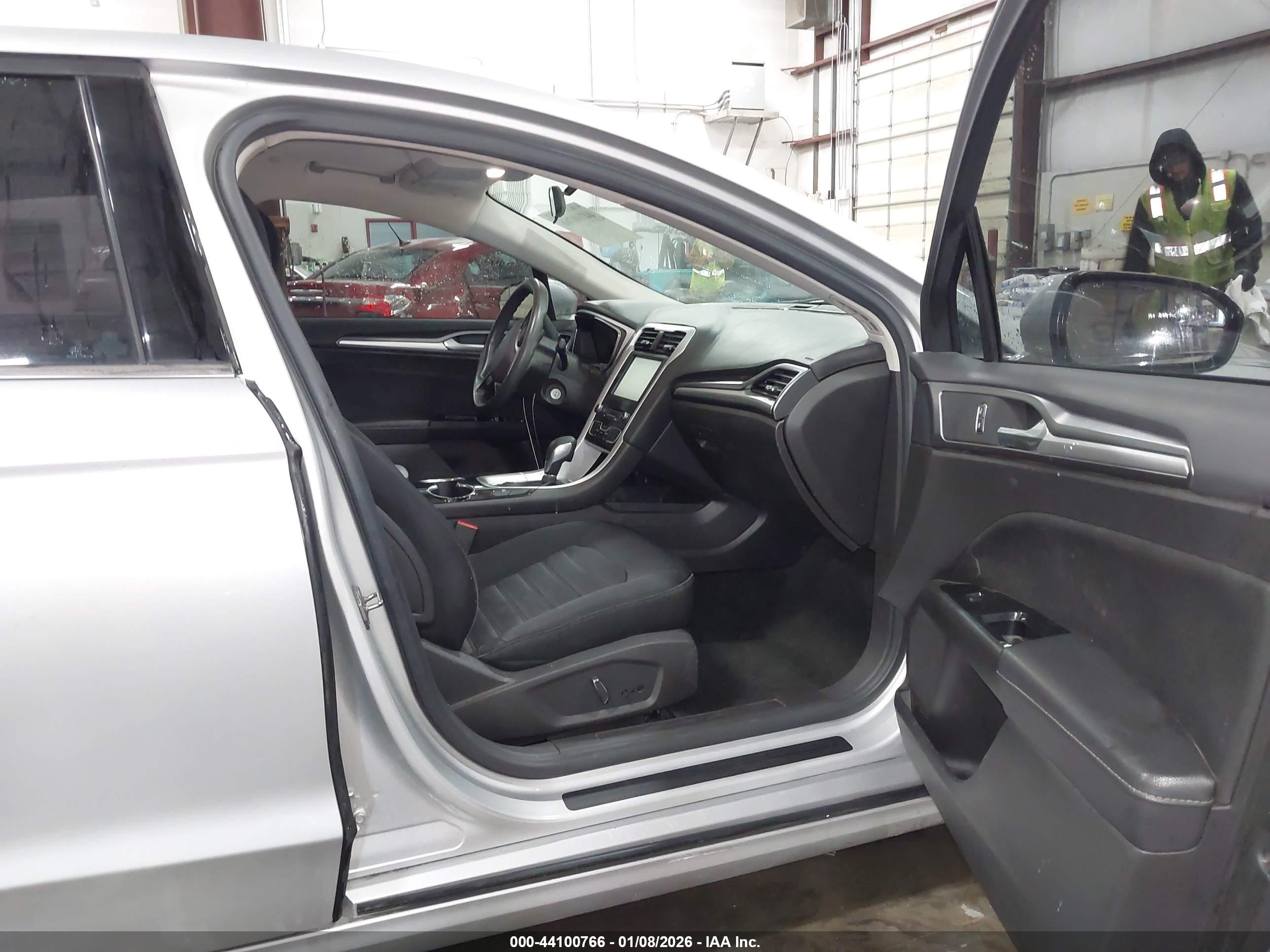 FORD FUSION image 5
