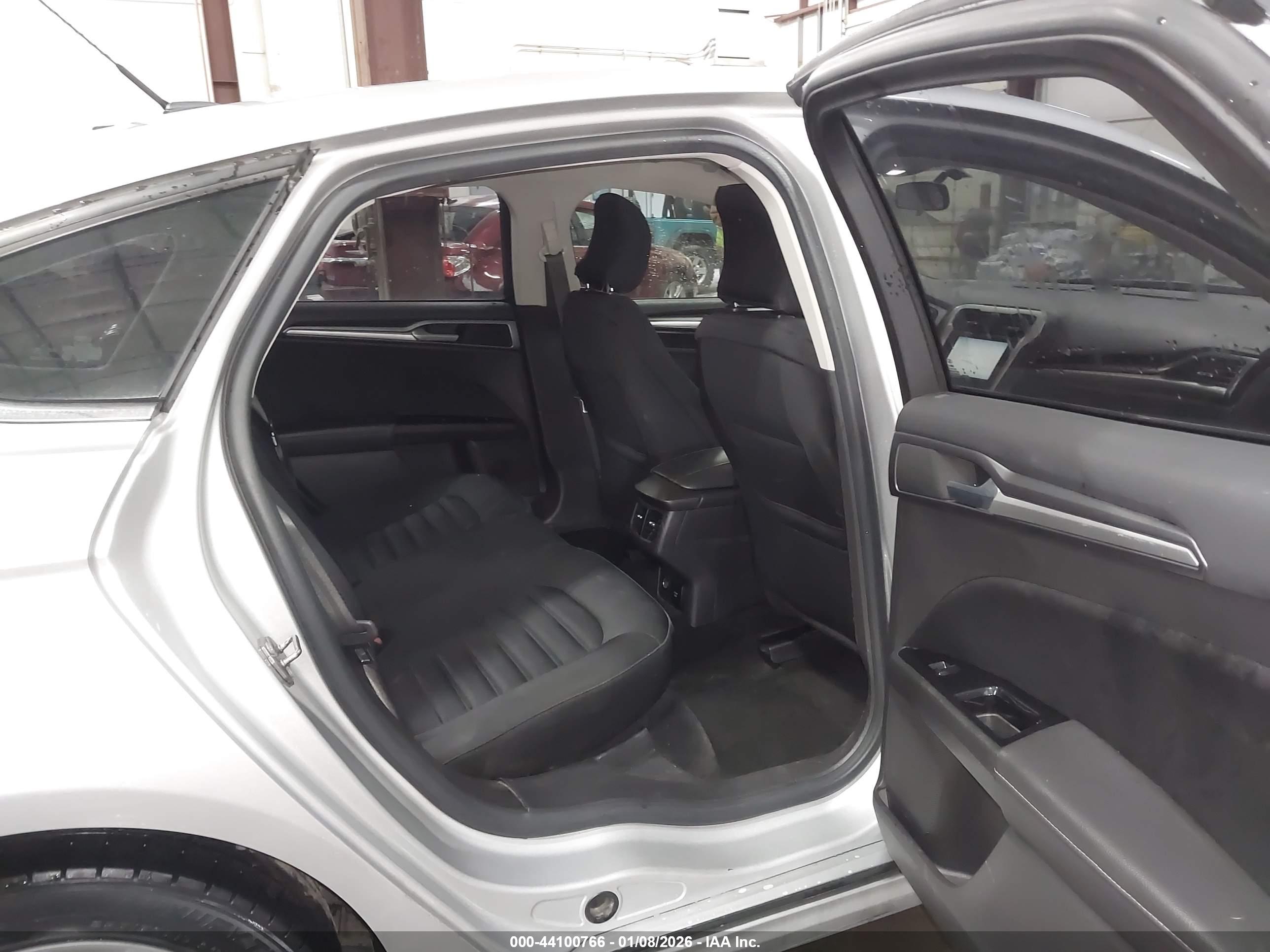 FORD FUSION image 8