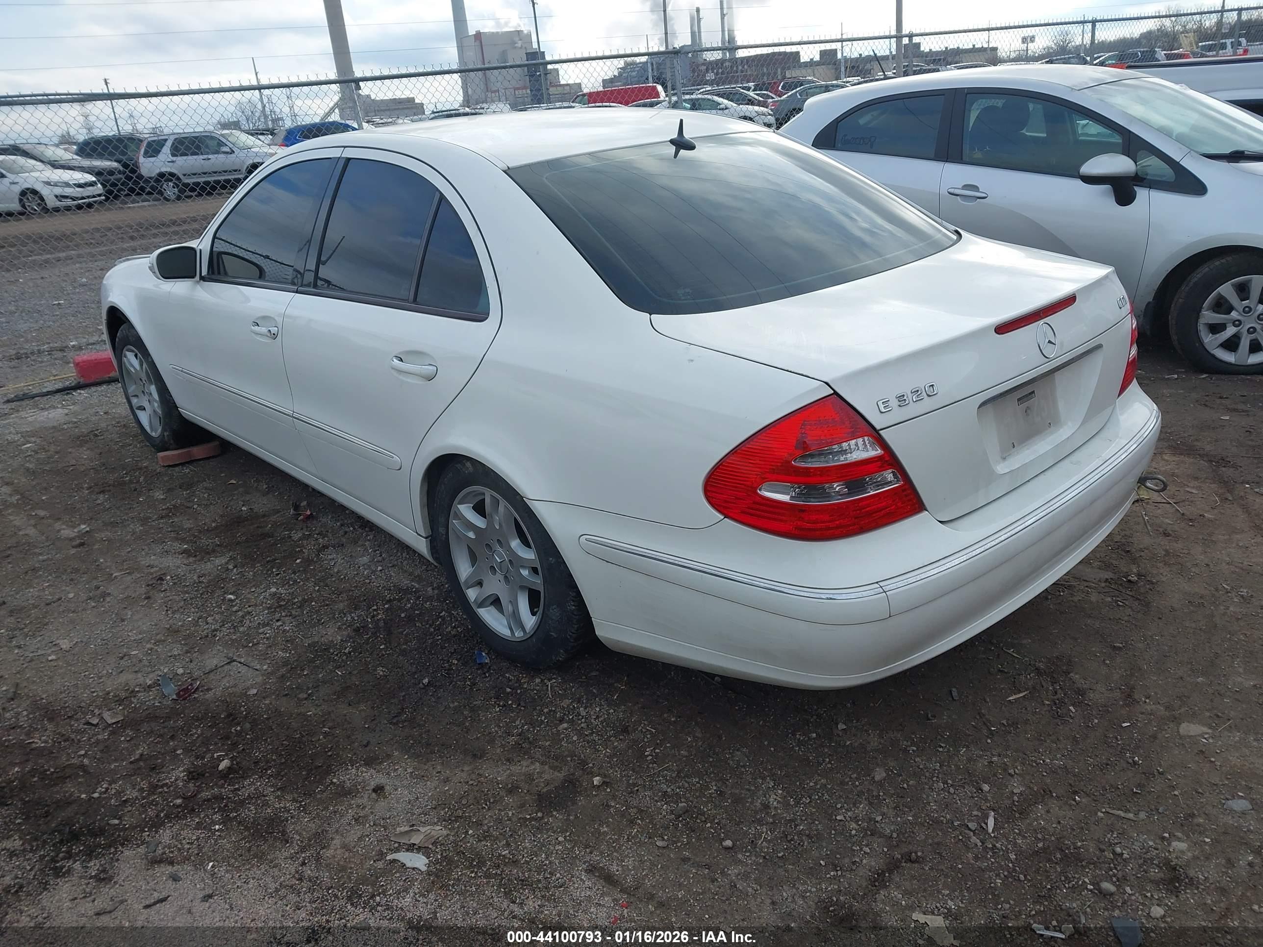 MERCEDES-BENZ E image 3
